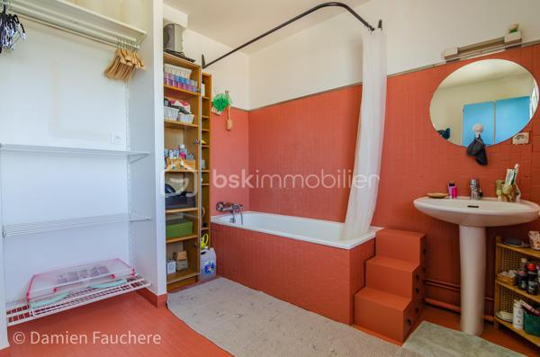 Un bien rare aux volumes généreux et à l’agencement atypique, offrant 128 m² répartis sur trois niveaux et de multiples possibilités d’aménagement.

Situé dans le quartier recherché et en plein développement du Plateau, en limite de Villejuif, cet appartement bénéficie d’un environnement pratique et familial.
Écoles, collège, lycée et commerces se trouvent à proximité immédiate.
Côté transports, le tramway T7 (Domaine Chérioux) est accessible en seulement 5 minutes à pied, le métro 7 (Villejuif–Louis Aragon) à moins de 10 minutes, tandis que le bus 185, direction Porte d’Italie, se trouve au pied de la résidence.

Au sein d’une résidence sécurisée et entièrement clôturée de 1973, avec gardien et aire de jeux, dont les parties communes sont actuellement en cours de rénovation, venez découvrir ce superbe appartement familial.
Situé au 2ème étage et desservi par deux ascenseurs, ce triplex de 128 m² séduit par sa configuration atypique et pleine de charme, avec 5 chambres, 2 balcons, une cave et une grande place de parking en sous-sol.

Traversant et lumineux grâce à sa double exposition, l’appartement offre une agréable répartition des espaces sur trois niveaux et se compose de :
•	Une entrée avec dressing,
•	Un salon de 19 m² ouvrant directement sur un premier balcon de plus de 11 m²,
•	Une cuisine séparée de 10 m², récente, aménagée et équipée,
•	5 chambres, toutes équipées d’un dressing ou d’une penderie ; la plus spacieuse bénéficie de son propre balcon, tandis qu’une autre peut être ouverte sur le salon afin d’agrandir l’espace de vie,
•	Un agréable palier en mezzanine surplombant le salon,
•	Un cellier et un débarras,
•	Deux WC séparés,
•	Une salle de bains et une salle d’eau.

Vous bénéficierez également de 2 beaux balcons, accessibles respectivement depuis le salon et la plus grande chambre, d’une cave avec électricité, ainsi que d’une grande place de parking de 17 m² en sous-sol, pouvant être transformée en box. 
La résidence, entièrement clôturée, dispose par ailleurs de nombreuses places de stationnement libres, permettant de garer facilement un véhicule supplémentaire au sein de la copropriété.

Entièrement rénové au cours de ces dernières années (fenêtres double vitrage, tableau électrique, cuisine, salle d’eau, rafraîchissement général…) et soigneusement entretenu, l’appartement est en parfait état et ne nécessite aucun travaux.
Ses nombreux rangements, ses volumes et sa très bonne performance énergétique (DPE C) viennent compléter les nombreux atouts de ce bien.
Les charges de copropriété, d’environ 520 € par mois, comprennent notamment le chauffage par réseau de chaleur urbain, l’eau chaude et l’eau froide.

Visite virtuelle disponible sur demande, pour une première découverte de ce bien rare sur le secteur !
Avec ses beaux volumes, ses 5 chambres, son agencement sur trois niveaux et ses différentes possibilités d’aménagement, ce triplex conviendra parfaitement à une famille à la recherche d’un appartement spacieux, fonctionnel et original, mais constitue également une belle opportunité dans le cadre d’un investissement locatif, notamment en colocation (autorisée).