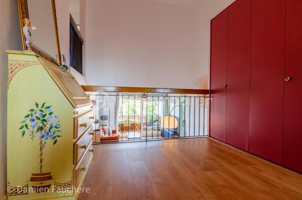 Un bien rare aux volumes généreux et à l’agencement atypique, offrant 128 m² répartis sur trois niveaux et de multiples possibilités d’aménagement.

Situé dans le quartier recherché et en plein développement du Plateau, en limite de Villejuif, cet appartement bénéficie d’un environnement pratique et familial.
Écoles, collège, lycée et commerces se trouvent à proximité immédiate.
Côté transports, le tramway T7 (Domaine Chérioux) est accessible en seulement 5 minutes à pied, le métro 7 (Villejuif–Louis Aragon) à moins de 10 minutes, tandis que le bus 185, direction Porte d’Italie, se trouve au pied de la résidence.

Au sein d’une résidence sécurisée et entièrement clôturée de 1973, avec gardien et aire de jeux, dont les parties communes sont actuellement en cours de rénovation, venez découvrir ce superbe appartement familial.
Situé au 2ème étage et desservi par deux ascenseurs, ce triplex de 128 m² séduit par sa configuration atypique et pleine de charme, avec 5 chambres, 2 balcons, une cave et une grande place de parking en sous-sol.

Traversant et lumineux grâce à sa double exposition, l’appartement offre une agréable répartition des espaces sur trois niveaux et se compose de :
•	Une entrée avec dressing,
•	Un salon de 19 m² ouvrant directement sur un premier balcon de plus de 11 m²,
•	Une cuisine séparée de 10 m², récente, aménagée et équipée,
•	5 chambres, toutes équipées d’un dressing ou d’une penderie ; la plus spacieuse bénéficie de son propre balcon, tandis qu’une autre peut être ouverte sur le salon afin d’agrandir l’espace de vie,
•	Un agréable palier en mezzanine surplombant le salon,
•	Un cellier et un débarras,
•	Deux WC séparés,
•	Une salle de bains et une salle d’eau.

Vous bénéficierez également de 2 beaux balcons, accessibles respectivement depuis le salon et la plus grande chambre, d’une cave avec électricité, ainsi que d’une grande place de parking de 17 m² en sous-sol, pouvant être transformée en box. 
La résidence, entièrement clôturée, dispose par ailleurs de nombreuses places de stationnement libres, permettant de garer facilement un véhicule supplémentaire au sein de la copropriété.

Entièrement rénové au cours de ces dernières années (fenêtres double vitrage, tableau électrique, cuisine, salle d’eau, rafraîchissement général…) et soigneusement entretenu, l’appartement est en parfait état et ne nécessite aucun travaux.
Ses nombreux rangements, ses volumes et sa très bonne performance énergétique (DPE C) viennent compléter les nombreux atouts de ce bien.
Les charges de copropriété, d’environ 520 € par mois, comprennent notamment le chauffage par réseau de chaleur urbain, l’eau chaude et l’eau froide.

Visite virtuelle disponible sur demande, pour une première découverte de ce bien rare sur le secteur !
Avec ses beaux volumes, ses 5 chambres, son agencement sur trois niveaux et ses différentes possibilités d’aménagement, ce triplex conviendra parfaitement à une famille à la recherche d’un appartement spacieux, fonctionnel et original, mais constitue également une belle opportunité dans le cadre d’un investissement locatif, notamment en colocation (autorisée).