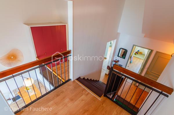 Un bien rare aux volumes généreux et à l’agencement atypique, offrant 128 m² répartis sur trois niveaux et de multiples possibilités d’aménagement.

Situé dans le quartier recherché et en plein développement du Plateau, en limite de Villejuif, cet appartement bénéficie d’un environnement pratique et familial.
Écoles, collège, lycée et commerces se trouvent à proximité immédiate.
Côté transports, le tramway T7 (Domaine Chérioux) est accessible en seulement 5 minutes à pied, le métro 7 (Villejuif–Louis Aragon) à moins de 10 minutes, tandis que le bus 185, direction Porte d’Italie, se trouve au pied de la résidence.

Au sein d’une résidence sécurisée et entièrement clôturée de 1973, avec gardien et aire de jeux, dont les parties communes sont actuellement en cours de rénovation, venez découvrir ce superbe appartement familial.
Situé au 2ème étage et desservi par deux ascenseurs, ce triplex de 128 m² séduit par sa configuration atypique et pleine de charme, avec 5 chambres, 2 balcons, une cave et une grande place de parking en sous-sol.

Traversant et lumineux grâce à sa double exposition, l’appartement offre une agréable répartition des espaces sur trois niveaux et se compose de :
•	Une entrée avec dressing,
•	Un salon de 19 m² ouvrant directement sur un premier balcon de plus de 11 m²,
•	Une cuisine séparée de 10 m², récente, aménagée et équipée,
•	5 chambres, toutes équipées d’un dressing ou d’une penderie ; la plus spacieuse bénéficie de son propre balcon, tandis qu’une autre peut être ouverte sur le salon afin d’agrandir l’espace de vie,
•	Un agréable palier en mezzanine surplombant le salon,
•	Un cellier et un débarras,
•	Deux WC séparés,
•	Une salle de bains et une salle d’eau.

Vous bénéficierez également de 2 beaux balcons, accessibles respectivement depuis le salon et la plus grande chambre, d’une cave avec électricité, ainsi que d’une grande place de parking de 17 m² en sous-sol, pouvant être transformée en box. 
La résidence, entièrement clôturée, dispose par ailleurs de nombreuses places de stationnement libres, permettant de garer facilement un véhicule supplémentaire au sein de la copropriété.

Entièrement rénové au cours de ces dernières années (fenêtres double vitrage, tableau électrique, cuisine, salle d’eau, rafraîchissement général…) et soigneusement entretenu, l’appartement est en parfait état et ne nécessite aucun travaux.
Ses nombreux rangements, ses volumes et sa très bonne performance énergétique (DPE C) viennent compléter les nombreux atouts de ce bien.
Les charges de copropriété, d’environ 520 € par mois, comprennent notamment le chauffage par réseau de chaleur urbain, l’eau chaude et l’eau froide.

Visite virtuelle disponible sur demande, pour une première découverte de ce bien rare sur le secteur !
Avec ses beaux volumes, ses 5 chambres, son agencement sur trois niveaux et ses différentes possibilités d’aménagement, ce triplex conviendra parfaitement à une famille à la recherche d’un appartement spacieux, fonctionnel et original, mais constitue également une belle opportunité dans le cadre d’un investissement locatif, notamment en colocation (autorisée).