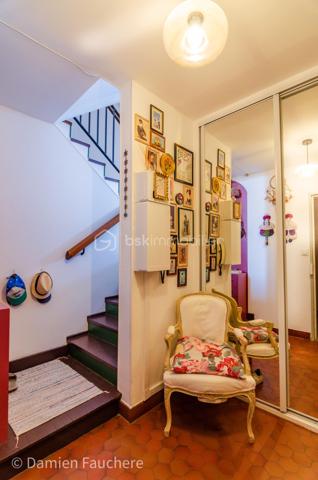 Un bien rare aux volumes généreux et à l’agencement atypique, offrant 128 m² répartis sur trois niveaux et de multiples possibilités d’aménagement.

Situé dans le quartier recherché et en plein développement du Plateau, en limite de Villejuif, cet appartement bénéficie d’un environnement pratique et familial.
Écoles, collège, lycée et commerces se trouvent à proximité immédiate.
Côté transports, le tramway T7 (Domaine Chérioux) est accessible en seulement 5 minutes à pied, le métro 7 (Villejuif–Louis Aragon) à moins de 10 minutes, tandis que le bus 185, direction Porte d’Italie, se trouve au pied de la résidence.

Au sein d’une résidence sécurisée et entièrement clôturée de 1973, avec gardien et aire de jeux, dont les parties communes sont actuellement en cours de rénovation, venez découvrir ce superbe appartement familial.
Situé au 2ème étage et desservi par deux ascenseurs, ce triplex de 128 m² séduit par sa configuration atypique et pleine de charme, avec 5 chambres, 2 balcons, une cave et une grande place de parking en sous-sol.

Traversant et lumineux grâce à sa double exposition, l’appartement offre une agréable répartition des espaces sur trois niveaux et se compose de :
•	Une entrée avec dressing,
•	Un salon de 19 m² ouvrant directement sur un premier balcon de plus de 11 m²,
•	Une cuisine séparée de 10 m², récente, aménagée et équipée,
•	5 chambres, toutes équipées d’un dressing ou d’une penderie ; la plus spacieuse bénéficie de son propre balcon, tandis qu’une autre peut être ouverte sur le salon afin d’agrandir l’espace de vie,
•	Un agréable palier en mezzanine surplombant le salon,
•	Un cellier et un débarras,
•	Deux WC séparés,
•	Une salle de bains et une salle d’eau.

Vous bénéficierez également de 2 beaux balcons, accessibles respectivement depuis le salon et la plus grande chambre, d’une cave avec électricité, ainsi que d’une grande place de parking de 17 m² en sous-sol, pouvant être transformée en box. 
La résidence, entièrement clôturée, dispose par ailleurs de nombreuses places de stationnement libres, permettant de garer facilement un véhicule supplémentaire au sein de la copropriété.

Entièrement rénové au cours de ces dernières années (fenêtres double vitrage, tableau électrique, cuisine, salle d’eau, rafraîchissement général…) et soigneusement entretenu, l’appartement est en parfait état et ne nécessite aucun travaux.
Ses nombreux rangements, ses volumes et sa très bonne performance énergétique (DPE C) viennent compléter les nombreux atouts de ce bien.
Les charges de copropriété, d’environ 520 € par mois, comprennent notamment le chauffage par réseau de chaleur urbain, l’eau chaude et l’eau froide.

Visite virtuelle disponible sur demande, pour une première découverte de ce bien rare sur le secteur !
Avec ses beaux volumes, ses 5 chambres, son agencement sur trois niveaux et ses différentes possibilités d’aménagement, ce triplex conviendra parfaitement à une famille à la recherche d’un appartement spacieux, fonctionnel et original, mais constitue également une belle opportunité dans le cadre d’un investissement locatif, notamment en colocation (autorisée).