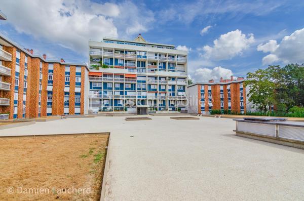 Un bien rare aux volumes généreux et à l’agencement atypique, offrant 128 m² répartis sur trois niveaux et de multiples possibilités d’aménagement.

Situé dans le quartier recherché et en plein développement du Plateau, en limite de Villejuif, cet appartement bénéficie d’un environnement pratique et familial.
Écoles, collège, lycée et commerces se trouvent à proximité immédiate.
Côté transports, le tramway T7 (Domaine Chérioux) est accessible en seulement 5 minutes à pied, le métro 7 (Villejuif–Louis Aragon) à moins de 10 minutes, tandis que le bus 185, direction Porte d’Italie, se trouve au pied de la résidence.

Au sein d’une résidence sécurisée et entièrement clôturée de 1973, avec gardien et aire de jeux, dont les parties communes sont actuellement en cours de rénovation, venez découvrir ce superbe appartement familial.
Situé au 2ème étage et desservi par deux ascenseurs, ce triplex de 128 m² séduit par sa configuration atypique et pleine de charme, avec 5 chambres, 2 balcons, une cave et une grande place de parking en sous-sol.

Traversant et lumineux grâce à sa double exposition, l’appartement offre une agréable répartition des espaces sur trois niveaux et se compose de :
•	Une entrée avec dressing,
•	Un salon de 19 m² ouvrant directement sur un premier balcon de plus de 11 m²,
•	Une cuisine séparée de 10 m², récente, aménagée et équipée,
•	5 chambres, toutes équipées d’un dressing ou d’une penderie ; la plus spacieuse bénéficie de son propre balcon, tandis qu’une autre peut être ouverte sur le salon afin d’agrandir l’espace de vie,
•	Un agréable palier en mezzanine surplombant le salon,
•	Un cellier et un débarras,
•	Deux WC séparés,
•	Une salle de bains et une salle d’eau.

Vous bénéficierez également de 2 beaux balcons, accessibles respectivement depuis le salon et la plus grande chambre, d’une cave avec électricité, ainsi que d’une grande place de parking de 17 m² en sous-sol, pouvant être transformée en box. 
La résidence, entièrement clôturée, dispose par ailleurs de nombreuses places de stationnement libres, permettant de garer facilement un véhicule supplémentaire au sein de la copropriété.

Entièrement rénové au cours de ces dernières années (fenêtres double vitrage, tableau électrique, cuisine, salle d’eau, rafraîchissement général…) et soigneusement entretenu, l’appartement est en parfait état et ne nécessite aucun travaux.
Ses nombreux rangements, ses volumes et sa très bonne performance énergétique (DPE C) viennent compléter les nombreux atouts de ce bien.
Les charges de copropriété, d’environ 520 € par mois, comprennent notamment le chauffage par réseau de chaleur urbain, l’eau chaude et l’eau froide.

Visite virtuelle disponible sur demande, pour une première découverte de ce bien rare sur le secteur !
Avec ses beaux volumes, ses 5 chambres, son agencement sur trois niveaux et ses différentes possibilités d’aménagement, ce triplex conviendra parfaitement à une famille à la recherche d’un appartement spacieux, fonctionnel et original, mais constitue également une belle opportunité dans le cadre d’un investissement locatif, notamment en colocation (autorisée).