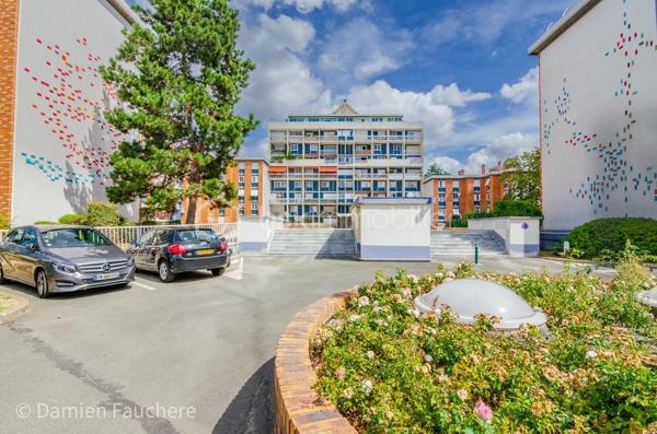 Un bien rare aux volumes généreux et à l’agencement atypique, offrant 128 m² répartis sur trois niveaux et de multiples possibilités d’aménagement.

Situé dans le quartier recherché et en plein développement du Plateau, en limite de Villejuif, cet appartement bénéficie d’un environnement pratique et familial.
Écoles, collège, lycée et commerces se trouvent à proximité immédiate.
Côté transports, le tramway T7 (Domaine Chérioux) est accessible en seulement 5 minutes à pied, le métro 7 (Villejuif–Louis Aragon) à moins de 10 minutes, tandis que le bus 185, direction Porte d’Italie, se trouve au pied de la résidence.

Au sein d’une résidence sécurisée et entièrement clôturée de 1973, avec gardien et aire de jeux, dont les parties communes sont actuellement en cours de rénovation, venez découvrir ce superbe appartement familial.
Situé au 2ème étage et desservi par deux ascenseurs, ce triplex de 128 m² séduit par sa configuration atypique et pleine de charme, avec 5 chambres, 2 balcons, une cave et une grande place de parking en sous-sol.

Traversant et lumineux grâce à sa double exposition, l’appartement offre une agréable répartition des espaces sur trois niveaux et se compose de :
•	Une entrée avec dressing,
•	Un salon de 19 m² ouvrant directement sur un premier balcon de plus de 11 m²,
•	Une cuisine séparée de 10 m², récente, aménagée et équipée,
•	5 chambres, toutes équipées d’un dressing ou d’une penderie ; la plus spacieuse bénéficie de son propre balcon, tandis qu’une autre peut être ouverte sur le salon afin d’agrandir l’espace de vie,
•	Un agréable palier en mezzanine surplombant le salon,
•	Un cellier et un débarras,
•	Deux WC séparés,
•	Une salle de bains et une salle d’eau.

Vous bénéficierez également de 2 beaux balcons, accessibles respectivement depuis le salon et la plus grande chambre, d’une cave avec électricité, ainsi que d’une grande place de parking de 17 m² en sous-sol, pouvant être transformée en box. 
La résidence, entièrement clôturée, dispose par ailleurs de nombreuses places de stationnement libres, permettant de garer facilement un véhicule supplémentaire au sein de la copropriété.

Entièrement rénové au cours de ces dernières années (fenêtres double vitrage, tableau électrique, cuisine, salle d’eau, rafraîchissement général…) et soigneusement entretenu, l’appartement est en parfait état et ne nécessite aucun travaux.
Ses nombreux rangements, ses volumes et sa très bonne performance énergétique (DPE C) viennent compléter les nombreux atouts de ce bien.
Les charges de copropriété, d’environ 520 € par mois, comprennent notamment le chauffage par réseau de chaleur urbain, l’eau chaude et l’eau froide.

Visite virtuelle disponible sur demande, pour une première découverte de ce bien rare sur le secteur !
Avec ses beaux volumes, ses 5 chambres, son agencement sur trois niveaux et ses différentes possibilités d’aménagement, ce triplex conviendra parfaitement à une famille à la recherche d’un appartement spacieux, fonctionnel et original, mais constitue également une belle opportunité dans le cadre d’un investissement locatif, notamment en colocation (autorisée).