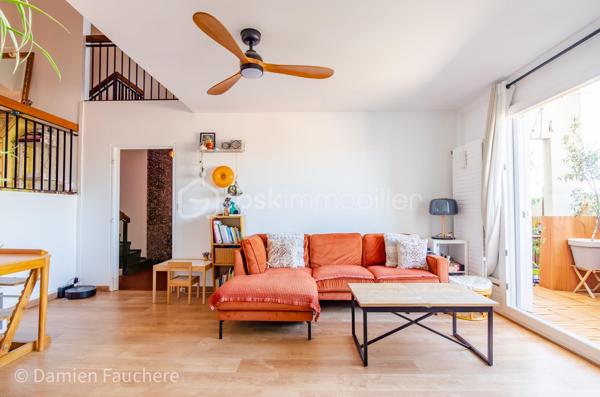Un bien rare aux volumes généreux et à l’agencement atypique, offrant 128 m² répartis sur trois niveaux et de multiples possibilités d’aménagement.

Situé dans le quartier recherché et en plein développement du Plateau, en limite de Villejuif, cet appartement bénéficie d’un environnement pratique et familial.
Écoles, collège, lycée et commerces se trouvent à proximité immédiate.
Côté transports, le tramway T7 (Domaine Chérioux) est accessible en seulement 5 minutes à pied, le métro 7 (Villejuif–Louis Aragon) à moins de 10 minutes, tandis que le bus 185, direction Porte d’Italie, se trouve au pied de la résidence.

Au sein d’une résidence sécurisée et entièrement clôturée de 1973, avec gardien et aire de jeux, dont les parties communes sont actuellement en cours de rénovation, venez découvrir ce superbe appartement familial.
Situé au 2ème étage et desservi par deux ascenseurs, ce triplex de 128 m² séduit par sa configuration atypique et pleine de charme, avec 5 chambres, 2 balcons, une cave et une grande place de parking en sous-sol.

Traversant et lumineux grâce à sa double exposition, l’appartement offre une agréable répartition des espaces sur trois niveaux et se compose de :
•	Une entrée avec dressing,
•	Un salon de 19 m² ouvrant directement sur un premier balcon de plus de 11 m²,
•	Une cuisine séparée de 10 m², récente, aménagée et équipée,
•	5 chambres, toutes équipées d’un dressing ou d’une penderie ; la plus spacieuse bénéficie de son propre balcon, tandis qu’une autre peut être ouverte sur le salon afin d’agrandir l’espace de vie,
•	Un agréable palier en mezzanine surplombant le salon,
•	Un cellier et un débarras,
•	Deux WC séparés,
•	Une salle de bains et une salle d’eau.

Vous bénéficierez également de 2 beaux balcons, accessibles respectivement depuis le salon et la plus grande chambre, d’une cave avec électricité, ainsi que d’une grande place de parking de 17 m² en sous-sol, pouvant être transformée en box. 
La résidence, entièrement clôturée, dispose par ailleurs de nombreuses places de stationnement libres, permettant de garer facilement un véhicule supplémentaire au sein de la copropriété.

Entièrement rénové au cours de ces dernières années (fenêtres double vitrage, tableau électrique, cuisine, salle d’eau, rafraîchissement général…) et soigneusement entretenu, l’appartement est en parfait état et ne nécessite aucun travaux.
Ses nombreux rangements, ses volumes et sa très bonne performance énergétique (DPE C) viennent compléter les nombreux atouts de ce bien.
Les charges de copropriété, d’environ 520 € par mois, comprennent notamment le chauffage par réseau de chaleur urbain, l’eau chaude et l’eau froide.

Visite virtuelle disponible sur demande, pour une première découverte de ce bien rare sur le secteur !
Avec ses beaux volumes, ses 5 chambres, son agencement sur trois niveaux et ses différentes possibilités d’aménagement, ce triplex conviendra parfaitement à une famille à la recherche d’un appartement spacieux, fonctionnel et original, mais constitue également une belle opportunité dans le cadre d’un investissement locatif, notamment en colocation (autorisée).