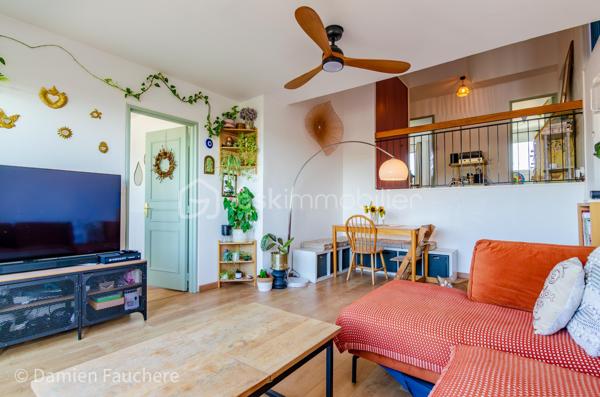 Un bien rare aux volumes généreux et à l’agencement atypique, offrant 128 m² répartis sur trois niveaux et de multiples possibilités d’aménagement.

Situé dans le quartier recherché et en plein développement du Plateau, en limite de Villejuif, cet appartement bénéficie d’un environnement pratique et familial.
Écoles, collège, lycée et commerces se trouvent à proximité immédiate.
Côté transports, le tramway T7 (Domaine Chérioux) est accessible en seulement 5 minutes à pied, le métro 7 (Villejuif–Louis Aragon) à moins de 10 minutes, tandis que le bus 185, direction Porte d’Italie, se trouve au pied de la résidence.

Au sein d’une résidence sécurisée et entièrement clôturée de 1973, avec gardien et aire de jeux, dont les parties communes sont actuellement en cours de rénovation, venez découvrir ce superbe appartement familial.
Situé au 2ème étage et desservi par deux ascenseurs, ce triplex de 128 m² séduit par sa configuration atypique et pleine de charme, avec 5 chambres, 2 balcons, une cave et une grande place de parking en sous-sol.

Traversant et lumineux grâce à sa double exposition, l’appartement offre une agréable répartition des espaces sur trois niveaux et se compose de :
•	Une entrée avec dressing,
•	Un salon de 19 m² ouvrant directement sur un premier balcon de plus de 11 m²,
•	Une cuisine séparée de 10 m², récente, aménagée et équipée,
•	5 chambres, toutes équipées d’un dressing ou d’une penderie ; la plus spacieuse bénéficie de son propre balcon, tandis qu’une autre peut être ouverte sur le salon afin d’agrandir l’espace de vie,
•	Un agréable palier en mezzanine surplombant le salon,
•	Un cellier et un débarras,
•	Deux WC séparés,
•	Une salle de bains et une salle d’eau.

Vous bénéficierez également de 2 beaux balcons, accessibles respectivement depuis le salon et la plus grande chambre, d’une cave avec électricité, ainsi que d’une grande place de parking de 17 m² en sous-sol, pouvant être transformée en box. 
La résidence, entièrement clôturée, dispose par ailleurs de nombreuses places de stationnement libres, permettant de garer facilement un véhicule supplémentaire au sein de la copropriété.

Entièrement rénové au cours de ces dernières années (fenêtres double vitrage, tableau électrique, cuisine, salle d’eau, rafraîchissement général…) et soigneusement entretenu, l’appartement est en parfait état et ne nécessite aucun travaux.
Ses nombreux rangements, ses volumes et sa très bonne performance énergétique (DPE C) viennent compléter les nombreux atouts de ce bien.
Les charges de copropriété, d’environ 520 € par mois, comprennent notamment le chauffage par réseau de chaleur urbain, l’eau chaude et l’eau froide.

Visite virtuelle disponible sur demande, pour une première découverte de ce bien rare sur le secteur !
Avec ses beaux volumes, ses 5 chambres, son agencement sur trois niveaux et ses différentes possibilités d’aménagement, ce triplex conviendra parfaitement à une famille à la recherche d’un appartement spacieux, fonctionnel et original, mais constitue également une belle opportunité dans le cadre d’un investissement locatif, notamment en colocation (autorisée).