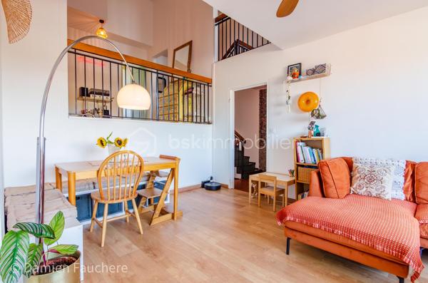 Un bien rare aux volumes généreux et à l’agencement atypique, offrant 128 m² répartis sur trois niveaux et de multiples possibilités d’aménagement.

Situé dans le quartier recherché et en plein développement du Plateau, en limite de Villejuif, cet appartement bénéficie d’un environnement pratique et familial.
Écoles, collège, lycée et commerces se trouvent à proximité immédiate.
Côté transports, le tramway T7 (Domaine Chérioux) est accessible en seulement 5 minutes à pied, le métro 7 (Villejuif–Louis Aragon) à moins de 10 minutes, tandis que le bus 185, direction Porte d’Italie, se trouve au pied de la résidence.

Au sein d’une résidence sécurisée et entièrement clôturée de 1973, avec gardien et aire de jeux, dont les parties communes sont actuellement en cours de rénovation, venez découvrir ce superbe appartement familial.
Situé au 2ème étage et desservi par deux ascenseurs, ce triplex de 128 m² séduit par sa configuration atypique et pleine de charme, avec 5 chambres, 2 balcons, une cave et une grande place de parking en sous-sol.

Traversant et lumineux grâce à sa double exposition, l’appartement offre une agréable répartition des espaces sur trois niveaux et se compose de :
•	Une entrée avec dressing,
•	Un salon de 19 m² ouvrant directement sur un premier balcon de plus de 11 m²,
•	Une cuisine séparée de 10 m², récente, aménagée et équipée,
•	5 chambres, toutes équipées d’un dressing ou d’une penderie ; la plus spacieuse bénéficie de son propre balcon, tandis qu’une autre peut être ouverte sur le salon afin d’agrandir l’espace de vie,
•	Un agréable palier en mezzanine surplombant le salon,
•	Un cellier et un débarras,
•	Deux WC séparés,
•	Une salle de bains et une salle d’eau.

Vous bénéficierez également de 2 beaux balcons, accessibles respectivement depuis le salon et la plus grande chambre, d’une cave avec électricité, ainsi que d’une grande place de parking de 17 m² en sous-sol, pouvant être transformée en box. 
La résidence, entièrement clôturée, dispose par ailleurs de nombreuses places de stationnement libres, permettant de garer facilement un véhicule supplémentaire au sein de la copropriété.

Entièrement rénové au cours de ces dernières années (fenêtres double vitrage, tableau électrique, cuisine, salle d’eau, rafraîchissement général…) et soigneusement entretenu, l’appartement est en parfait état et ne nécessite aucun travaux.
Ses nombreux rangements, ses volumes et sa très bonne performance énergétique (DPE C) viennent compléter les nombreux atouts de ce bien.
Les charges de copropriété, d’environ 520 € par mois, comprennent notamment le chauffage par réseau de chaleur urbain, l’eau chaude et l’eau froide.

Visite virtuelle disponible sur demande, pour une première découverte de ce bien rare sur le secteur !
Avec ses beaux volumes, ses 5 chambres, son agencement sur trois niveaux et ses différentes possibilités d’aménagement, ce triplex conviendra parfaitement à une famille à la recherche d’un appartement spacieux, fonctionnel et original, mais constitue également une belle opportunité dans le cadre d’un investissement locatif, notamment en colocation (autorisée).