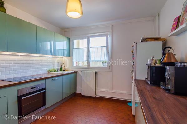 Un bien rare aux volumes généreux et à l’agencement atypique, offrant 128 m² répartis sur trois niveaux et de multiples possibilités d’aménagement.

Situé dans le quartier recherché et en plein développement du Plateau, en limite de Villejuif, cet appartement bénéficie d’un environnement pratique et familial.
Écoles, collège, lycée et commerces se trouvent à proximité immédiate.
Côté transports, le tramway T7 (Domaine Chérioux) est accessible en seulement 5 minutes à pied, le métro 7 (Villejuif–Louis Aragon) à moins de 10 minutes, tandis que le bus 185, direction Porte d’Italie, se trouve au pied de la résidence.

Au sein d’une résidence sécurisée et entièrement clôturée de 1973, avec gardien et aire de jeux, dont les parties communes sont actuellement en cours de rénovation, venez découvrir ce superbe appartement familial.
Situé au 2ème étage et desservi par deux ascenseurs, ce triplex de 128 m² séduit par sa configuration atypique et pleine de charme, avec 5 chambres, 2 balcons, une cave et une grande place de parking en sous-sol.

Traversant et lumineux grâce à sa double exposition, l’appartement offre une agréable répartition des espaces sur trois niveaux et se compose de :
•	Une entrée avec dressing,
•	Un salon de 19 m² ouvrant directement sur un premier balcon de plus de 11 m²,
•	Une cuisine séparée de 10 m², récente, aménagée et équipée,
•	5 chambres, toutes équipées d’un dressing ou d’une penderie ; la plus spacieuse bénéficie de son propre balcon, tandis qu’une autre peut être ouverte sur le salon afin d’agrandir l’espace de vie,
•	Un agréable palier en mezzanine surplombant le salon,
•	Un cellier et un débarras,
•	Deux WC séparés,
•	Une salle de bains et une salle d’eau.

Vous bénéficierez également de 2 beaux balcons, accessibles respectivement depuis le salon et la plus grande chambre, d’une cave avec électricité, ainsi que d’une grande place de parking de 17 m² en sous-sol, pouvant être transformée en box. 
La résidence, entièrement clôturée, dispose par ailleurs de nombreuses places de stationnement libres, permettant de garer facilement un véhicule supplémentaire au sein de la copropriété.

Entièrement rénové au cours de ces dernières années (fenêtres double vitrage, tableau électrique, cuisine, salle d’eau, rafraîchissement général…) et soigneusement entretenu, l’appartement est en parfait état et ne nécessite aucun travaux.
Ses nombreux rangements, ses volumes et sa très bonne performance énergétique (DPE C) viennent compléter les nombreux atouts de ce bien.
Les charges de copropriété, d’environ 520 € par mois, comprennent notamment le chauffage par réseau de chaleur urbain, l’eau chaude et l’eau froide.

Visite virtuelle disponible sur demande, pour une première découverte de ce bien rare sur le secteur !
Avec ses beaux volumes, ses 5 chambres, son agencement sur trois niveaux et ses différentes possibilités d’aménagement, ce triplex conviendra parfaitement à une famille à la recherche d’un appartement spacieux, fonctionnel et original, mais constitue également une belle opportunité dans le cadre d’un investissement locatif, notamment en colocation (autorisée).