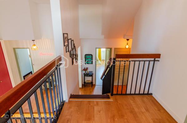Un bien rare aux volumes généreux et à l’agencement atypique, offrant 128 m² répartis sur trois niveaux et de multiples possibilités d’aménagement.

Situé dans le quartier recherché et en plein développement du Plateau, en limite de Villejuif, cet appartement bénéficie d’un environnement pratique et familial.
Écoles, collège, lycée et commerces se trouvent à proximité immédiate.
Côté transports, le tramway T7 (Domaine Chérioux) est accessible en seulement 5 minutes à pied, le métro 7 (Villejuif–Louis Aragon) à moins de 10 minutes, tandis que le bus 185, direction Porte d’Italie, se trouve au pied de la résidence.

Au sein d’une résidence sécurisée et entièrement clôturée de 1973, avec gardien et aire de jeux, dont les parties communes sont actuellement en cours de rénovation, venez découvrir ce superbe appartement familial.
Situé au 2ème étage et desservi par deux ascenseurs, ce triplex de 128 m² séduit par sa configuration atypique et pleine de charme, avec 5 chambres, 2 balcons, une cave et une grande place de parking en sous-sol.

Traversant et lumineux grâce à sa double exposition, l’appartement offre une agréable répartition des espaces sur trois niveaux et se compose de :
•	Une entrée avec dressing,
•	Un salon de 19 m² ouvrant directement sur un premier balcon de plus de 11 m²,
•	Une cuisine séparée de 10 m², récente, aménagée et équipée,
•	5 chambres, toutes équipées d’un dressing ou d’une penderie ; la plus spacieuse bénéficie de son propre balcon, tandis qu’une autre peut être ouverte sur le salon afin d’agrandir l’espace de vie,
•	Un agréable palier en mezzanine surplombant le salon,
•	Un cellier et un débarras,
•	Deux WC séparés,
•	Une salle de bains et une salle d’eau.

Vous bénéficierez également de 2 beaux balcons, accessibles respectivement depuis le salon et la plus grande chambre, d’une cave avec électricité, ainsi que d’une grande place de parking de 17 m² en sous-sol, pouvant être transformée en box. 
La résidence, entièrement clôturée, dispose par ailleurs de nombreuses places de stationnement libres, permettant de garer facilement un véhicule supplémentaire au sein de la copropriété.

Entièrement rénové au cours de ces dernières années (fenêtres double vitrage, tableau électrique, cuisine, salle d’eau, rafraîchissement général…) et soigneusement entretenu, l’appartement est en parfait état et ne nécessite aucun travaux.
Ses nombreux rangements, ses volumes et sa très bonne performance énergétique (DPE C) viennent compléter les nombreux atouts de ce bien.
Les charges de copropriété, d’environ 520 € par mois, comprennent notamment le chauffage par réseau de chaleur urbain, l’eau chaude et l’eau froide.

Visite virtuelle disponible sur demande, pour une première découverte de ce bien rare sur le secteur !
Avec ses beaux volumes, ses 5 chambres, son agencement sur trois niveaux et ses différentes possibilités d’aménagement, ce triplex conviendra parfaitement à une famille à la recherche d’un appartement spacieux, fonctionnel et original, mais constitue également une belle opportunité dans le cadre d’un investissement locatif, notamment en colocation (autorisée).
