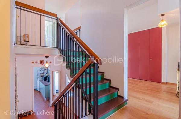 Un bien rare aux volumes généreux et à l’agencement atypique, offrant 128 m² répartis sur trois niveaux et de multiples possibilités d’aménagement.

Situé dans le quartier recherché et en plein développement du Plateau, en limite de Villejuif, cet appartement bénéficie d’un environnement pratique et familial.
Écoles, collège, lycée et commerces se trouvent à proximité immédiate.
Côté transports, le tramway T7 (Domaine Chérioux) est accessible en seulement 5 minutes à pied, le métro 7 (Villejuif–Louis Aragon) à moins de 10 minutes, tandis que le bus 185, direction Porte d’Italie, se trouve au pied de la résidence.

Au sein d’une résidence sécurisée et entièrement clôturée de 1973, avec gardien et aire de jeux, dont les parties communes sont actuellement en cours de rénovation, venez découvrir ce superbe appartement familial.
Situé au 2ème étage et desservi par deux ascenseurs, ce triplex de 128 m² séduit par sa configuration atypique et pleine de charme, avec 5 chambres, 2 balcons, une cave et une grande place de parking en sous-sol.

Traversant et lumineux grâce à sa double exposition, l’appartement offre une agréable répartition des espaces sur trois niveaux et se compose de :
•	Une entrée avec dressing,
•	Un salon de 19 m² ouvrant directement sur un premier balcon de plus de 11 m²,
•	Une cuisine séparée de 10 m², récente, aménagée et équipée,
•	5 chambres, toutes équipées d’un dressing ou d’une penderie ; la plus spacieuse bénéficie de son propre balcon, tandis qu’une autre peut être ouverte sur le salon afin d’agrandir l’espace de vie,
•	Un agréable palier en mezzanine surplombant le salon,
•	Un cellier et un débarras,
•	Deux WC séparés,
•	Une salle de bains et une salle d’eau.

Vous bénéficierez également de 2 beaux balcons, accessibles respectivement depuis le salon et la plus grande chambre, d’une cave avec électricité, ainsi que d’une grande place de parking de 17 m² en sous-sol, pouvant être transformée en box. 
La résidence, entièrement clôturée, dispose par ailleurs de nombreuses places de stationnement libres, permettant de garer facilement un véhicule supplémentaire au sein de la copropriété.

Entièrement rénové au cours de ces dernières années (fenêtres double vitrage, tableau électrique, cuisine, salle d’eau, rafraîchissement général…) et soigneusement entretenu, l’appartement est en parfait état et ne nécessite aucun travaux.
Ses nombreux rangements, ses volumes et sa très bonne performance énergétique (DPE C) viennent compléter les nombreux atouts de ce bien.
Les charges de copropriété, d’environ 520 € par mois, comprennent notamment le chauffage par réseau de chaleur urbain, l’eau chaude et l’eau froide.

Visite virtuelle disponible sur demande, pour une première découverte de ce bien rare sur le secteur !
Avec ses beaux volumes, ses 5 chambres, son agencement sur trois niveaux et ses différentes possibilités d’aménagement, ce triplex conviendra parfaitement à une famille à la recherche d’un appartement spacieux, fonctionnel et original, mais constitue également une belle opportunité dans le cadre d’un investissement locatif, notamment en colocation (autorisée).