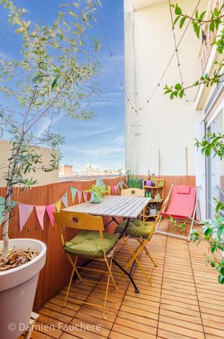 Un bien rare aux volumes généreux et à l’agencement atypique, offrant 128 m² répartis sur trois niveaux et de multiples possibilités d’aménagement.

Situé dans le quartier recherché et en plein développement du Plateau, en limite de Villejuif, cet appartement bénéficie d’un environnement pratique et familial.
Écoles, collège, lycée et commerces se trouvent à proximité immédiate.
Côté transports, le tramway T7 (Domaine Chérioux) est accessible en seulement 5 minutes à pied, le métro 7 (Villejuif–Louis Aragon) à moins de 10 minutes, tandis que le bus 185, direction Porte d’Italie, se trouve au pied de la résidence.

Au sein d’une résidence sécurisée et entièrement clôturée de 1973, avec gardien et aire de jeux, dont les parties communes sont actuellement en cours de rénovation, venez découvrir ce superbe appartement familial.
Situé au 2ème étage et desservi par deux ascenseurs, ce triplex de 128 m² séduit par sa configuration atypique et pleine de charme, avec 5 chambres, 2 balcons, une cave et une grande place de parking en sous-sol.

Traversant et lumineux grâce à sa double exposition, l’appartement offre une agréable répartition des espaces sur trois niveaux et se compose de :
•	Une entrée avec dressing,
•	Un salon de 19 m² ouvrant directement sur un premier balcon de plus de 11 m²,
•	Une cuisine séparée de 10 m², récente, aménagée et équipée,
•	5 chambres, toutes équipées d’un dressing ou d’une penderie ; la plus spacieuse bénéficie de son propre balcon, tandis qu’une autre peut être ouverte sur le salon afin d’agrandir l’espace de vie,
•	Un agréable palier en mezzanine surplombant le salon,
•	Un cellier et un débarras,
•	Deux WC séparés,
•	Une salle de bains et une salle d’eau.

Vous bénéficierez également de 2 beaux balcons, accessibles respectivement depuis le salon et la plus grande chambre, d’une cave avec électricité, ainsi que d’une grande place de parking de 17 m² en sous-sol, pouvant être transformée en box. 
La résidence, entièrement clôturée, dispose par ailleurs de nombreuses places de stationnement libres, permettant de garer facilement un véhicule supplémentaire au sein de la copropriété.

Entièrement rénové au cours de ces dernières années (fenêtres double vitrage, tableau électrique, cuisine, salle d’eau, rafraîchissement général…) et soigneusement entretenu, l’appartement est en parfait état et ne nécessite aucun travaux.
Ses nombreux rangements, ses volumes et sa très bonne performance énergétique (DPE C) viennent compléter les nombreux atouts de ce bien.
Les charges de copropriété, d’environ 520 € par mois, comprennent notamment le chauffage par réseau de chaleur urbain, l’eau chaude et l’eau froide.

Visite virtuelle disponible sur demande, pour une première découverte de ce bien rare sur le secteur !
Avec ses beaux volumes, ses 5 chambres, son agencement sur trois niveaux et ses différentes possibilités d’aménagement, ce triplex conviendra parfaitement à une famille à la recherche d’un appartement spacieux, fonctionnel et original, mais constitue également une belle opportunité dans le cadre d’un investissement locatif, notamment en colocation (autorisée).