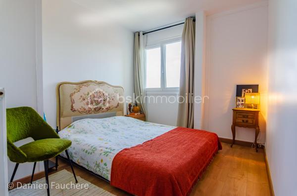 Un bien rare aux volumes généreux et à l’agencement atypique, offrant 128 m² répartis sur trois niveaux et de multiples possibilités d’aménagement.

Situé dans le quartier recherché et en plein développement du Plateau, en limite de Villejuif, cet appartement bénéficie d’un environnement pratique et familial.
Écoles, collège, lycée et commerces se trouvent à proximité immédiate.
Côté transports, le tramway T7 (Domaine Chérioux) est accessible en seulement 5 minutes à pied, le métro 7 (Villejuif–Louis Aragon) à moins de 10 minutes, tandis que le bus 185, direction Porte d’Italie, se trouve au pied de la résidence.

Au sein d’une résidence sécurisée et entièrement clôturée de 1973, avec gardien et aire de jeux, dont les parties communes sont actuellement en cours de rénovation, venez découvrir ce superbe appartement familial.
Situé au 2ème étage et desservi par deux ascenseurs, ce triplex de 128 m² séduit par sa configuration atypique et pleine de charme, avec 5 chambres, 2 balcons, une cave et une grande place de parking en sous-sol.

Traversant et lumineux grâce à sa double exposition, l’appartement offre une agréable répartition des espaces sur trois niveaux et se compose de :
•	Une entrée avec dressing,
•	Un salon de 19 m² ouvrant directement sur un premier balcon de plus de 11 m²,
•	Une cuisine séparée de 10 m², récente, aménagée et équipée,
•	5 chambres, toutes équipées d’un dressing ou d’une penderie ; la plus spacieuse bénéficie de son propre balcon, tandis qu’une autre peut être ouverte sur le salon afin d’agrandir l’espace de vie,
•	Un agréable palier en mezzanine surplombant le salon,
•	Un cellier et un débarras,
•	Deux WC séparés,
•	Une salle de bains et une salle d’eau.

Vous bénéficierez également de 2 beaux balcons, accessibles respectivement depuis le salon et la plus grande chambre, d’une cave avec électricité, ainsi que d’une grande place de parking de 17 m² en sous-sol, pouvant être transformée en box. 
La résidence, entièrement clôturée, dispose par ailleurs de nombreuses places de stationnement libres, permettant de garer facilement un véhicule supplémentaire au sein de la copropriété.

Entièrement rénové au cours de ces dernières années (fenêtres double vitrage, tableau électrique, cuisine, salle d’eau, rafraîchissement général…) et soigneusement entretenu, l’appartement est en parfait état et ne nécessite aucun travaux.
Ses nombreux rangements, ses volumes et sa très bonne performance énergétique (DPE C) viennent compléter les nombreux atouts de ce bien.
Les charges de copropriété, d’environ 520 € par mois, comprennent notamment le chauffage par réseau de chaleur urbain, l’eau chaude et l’eau froide.

Visite virtuelle disponible sur demande, pour une première découverte de ce bien rare sur le secteur !
Avec ses beaux volumes, ses 5 chambres, son agencement sur trois niveaux et ses différentes possibilités d’aménagement, ce triplex conviendra parfaitement à une famille à la recherche d’un appartement spacieux, fonctionnel et original, mais constitue également une belle opportunité dans le cadre d’un investissement locatif, notamment en colocation (autorisée).
