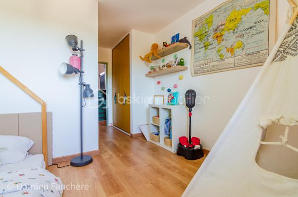 Un bien rare aux volumes généreux et à l’agencement atypique, offrant 128 m² répartis sur trois niveaux et de multiples possibilités d’aménagement.

Situé dans le quartier recherché et en plein développement du Plateau, en limite de Villejuif, cet appartement bénéficie d’un environnement pratique et familial.
Écoles, collège, lycée et commerces se trouvent à proximité immédiate.
Côté transports, le tramway T7 (Domaine Chérioux) est accessible en seulement 5 minutes à pied, le métro 7 (Villejuif–Louis Aragon) à moins de 10 minutes, tandis que le bus 185, direction Porte d’Italie, se trouve au pied de la résidence.

Au sein d’une résidence sécurisée et entièrement clôturée de 1973, avec gardien et aire de jeux, dont les parties communes sont actuellement en cours de rénovation, venez découvrir ce superbe appartement familial.
Situé au 2ème étage et desservi par deux ascenseurs, ce triplex de 128 m² séduit par sa configuration atypique et pleine de charme, avec 5 chambres, 2 balcons, une cave et une grande place de parking en sous-sol.

Traversant et lumineux grâce à sa double exposition, l’appartement offre une agréable répartition des espaces sur trois niveaux et se compose de :
•	Une entrée avec dressing,
•	Un salon de 19 m² ouvrant directement sur un premier balcon de plus de 11 m²,
•	Une cuisine séparée de 10 m², récente, aménagée et équipée,
•	5 chambres, toutes équipées d’un dressing ou d’une penderie ; la plus spacieuse bénéficie de son propre balcon, tandis qu’une autre peut être ouverte sur le salon afin d’agrandir l’espace de vie,
•	Un agréable palier en mezzanine surplombant le salon,
•	Un cellier et un débarras,
•	Deux WC séparés,
•	Une salle de bains et une salle d’eau.

Vous bénéficierez également de 2 beaux balcons, accessibles respectivement depuis le salon et la plus grande chambre, d’une cave avec électricité, ainsi que d’une grande place de parking de 17 m² en sous-sol, pouvant être transformée en box. 
La résidence, entièrement clôturée, dispose par ailleurs de nombreuses places de stationnement libres, permettant de garer facilement un véhicule supplémentaire au sein de la copropriété.

Entièrement rénové au cours de ces dernières années (fenêtres double vitrage, tableau électrique, cuisine, salle d’eau, rafraîchissement général…) et soigneusement entretenu, l’appartement est en parfait état et ne nécessite aucun travaux.
Ses nombreux rangements, ses volumes et sa très bonne performance énergétique (DPE C) viennent compléter les nombreux atouts de ce bien.
Les charges de copropriété, d’environ 520 € par mois, comprennent notamment le chauffage par réseau de chaleur urbain, l’eau chaude et l’eau froide.

Visite virtuelle disponible sur demande, pour une première découverte de ce bien rare sur le secteur !
Avec ses beaux volumes, ses 5 chambres, son agencement sur trois niveaux et ses différentes possibilités d’aménagement, ce triplex conviendra parfaitement à une famille à la recherche d’un appartement spacieux, fonctionnel et original, mais constitue également une belle opportunité dans le cadre d’un investissement locatif, notamment en colocation (autorisée).