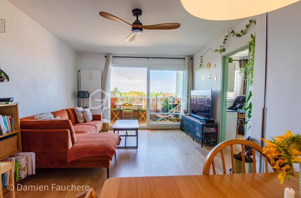 Un bien rare aux volumes généreux et à l’agencement atypique, offrant 128 m² répartis sur trois niveaux et de multiples possibilités d’aménagement.

Situé dans le quartier recherché et en plein développement du Plateau, en limite de Villejuif, cet appartement bénéficie d’un environnement pratique et familial.
Écoles, collège, lycée et commerces se trouvent à proximité immédiate.
Côté transports, le tramway T7 (Domaine Chérioux) est accessible en seulement 5 minutes à pied, le métro 7 (Villejuif–Louis Aragon) à moins de 10 minutes, tandis que le bus 185, direction Porte d’Italie, se trouve au pied de la résidence.

Au sein d’une résidence sécurisée et entièrement clôturée de 1973, avec gardien et aire de jeux, dont les parties communes sont actuellement en cours de rénovation, venez découvrir ce superbe appartement familial.
Situé au 2ème étage et desservi par deux ascenseurs, ce triplex de 128 m² séduit par sa configuration atypique et pleine de charme, avec 5 chambres, 2 balcons, une cave et une grande place de parking en sous-sol.

Traversant et lumineux grâce à sa double exposition, l’appartement offre une agréable répartition des espaces sur trois niveaux et se compose de :
•	Une entrée avec dressing,
•	Un salon de 19 m² ouvrant directement sur un premier balcon de plus de 11 m²,
•	Une cuisine séparée de 10 m², récente, aménagée et équipée,
•	5 chambres, toutes équipées d’un dressing ou d’une penderie ; la plus spacieuse bénéficie de son propre balcon, tandis qu’une autre peut être ouverte sur le salon afin d’agrandir l’espace de vie,
•	Un agréable palier en mezzanine surplombant le salon,
•	Un cellier et un débarras,
•	Deux WC séparés,
•	Une salle de bains et une salle d’eau.

Vous bénéficierez également de 2 beaux balcons, accessibles respectivement depuis le salon et la plus grande chambre, d’une cave avec électricité, ainsi que d’une grande place de parking de 17 m² en sous-sol, pouvant être transformée en box. 
La résidence, entièrement clôturée, dispose par ailleurs de nombreuses places de stationnement libres, permettant de garer facilement un véhicule supplémentaire au sein de la copropriété.

Entièrement rénové au cours de ces dernières années (fenêtres double vitrage, tableau électrique, cuisine, salle d’eau, rafraîchissement général…) et soigneusement entretenu, l’appartement est en parfait état et ne nécessite aucun travaux.
Ses nombreux rangements, ses volumes et sa très bonne performance énergétique (DPE C) viennent compléter les nombreux atouts de ce bien.
Les charges de copropriété, d’environ 520 € par mois, comprennent notamment le chauffage par réseau de chaleur urbain, l’eau chaude et l’eau froide.

Visite virtuelle disponible sur demande, pour une première découverte de ce bien rare sur le secteur !
Avec ses beaux volumes, ses 5 chambres, son agencement sur trois niveaux et ses différentes possibilités d’aménagement, ce triplex conviendra parfaitement à une famille à la recherche d’un appartement spacieux, fonctionnel et original, mais constitue également une belle opportunité dans le cadre d’un investissement locatif, notamment en colocation (autorisée).