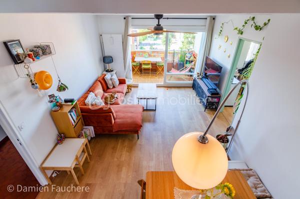 Un bien rare aux volumes généreux et à l’agencement atypique, offrant 128 m² répartis sur trois niveaux et de multiples possibilités d’aménagement.

Situé dans le quartier recherché et en plein développement du Plateau, en limite de Villejuif, cet appartement bénéficie d’un environnement pratique et familial.
Écoles, collège, lycée et commerces se trouvent à proximité immédiate.
Côté transports, le tramway T7 (Domaine Chérioux) est accessible en seulement 5 minutes à pied, le métro 7 (Villejuif–Louis Aragon) à moins de 10 minutes, tandis que le bus 185, direction Porte d’Italie, se trouve au pied de la résidence.

Au sein d’une résidence sécurisée et entièrement clôturée de 1973, avec gardien et aire de jeux, dont les parties communes sont actuellement en cours de rénovation, venez découvrir ce superbe appartement familial.
Situé au 2ème étage et desservi par deux ascenseurs, ce triplex de 128 m² séduit par sa configuration atypique et pleine de charme, avec 5 chambres, 2 balcons, une cave et une grande place de parking en sous-sol.

Traversant et lumineux grâce à sa double exposition, l’appartement offre une agréable répartition des espaces sur trois niveaux et se compose de :
•	Une entrée avec dressing,
•	Un salon de 19 m² ouvrant directement sur un premier balcon de plus de 11 m²,
•	Une cuisine séparée de 10 m², récente, aménagée et équipée,
•	5 chambres, toutes équipées d’un dressing ou d’une penderie ; la plus spacieuse bénéficie de son propre balcon, tandis qu’une autre peut être ouverte sur le salon afin d’agrandir l’espace de vie,
•	Un agréable palier en mezzanine surplombant le salon,
•	Un cellier et un débarras,
•	Deux WC séparés,
•	Une salle de bains et une salle d’eau.

Vous bénéficierez également de 2 beaux balcons, accessibles respectivement depuis le salon et la plus grande chambre, d’une cave avec électricité, ainsi que d’une grande place de parking de 17 m² en sous-sol, pouvant être transformée en box. 
La résidence, entièrement clôturée, dispose par ailleurs de nombreuses places de stationnement libres, permettant de garer facilement un véhicule supplémentaire au sein de la copropriété.

Entièrement rénové au cours de ces dernières années (fenêtres double vitrage, tableau électrique, cuisine, salle d’eau, rafraîchissement général…) et soigneusement entretenu, l’appartement est en parfait état et ne nécessite aucun travaux.
Ses nombreux rangements, ses volumes et sa très bonne performance énergétique (DPE C) viennent compléter les nombreux atouts de ce bien.
Les charges de copropriété, d’environ 520 € par mois, comprennent notamment le chauffage par réseau de chaleur urbain, l’eau chaude et l’eau froide.

Visite virtuelle disponible sur demande, pour une première découverte de ce bien rare sur le secteur !
Avec ses beaux volumes, ses 5 chambres, son agencement sur trois niveaux et ses différentes possibilités d’aménagement, ce triplex conviendra parfaitement à une famille à la recherche d’un appartement spacieux, fonctionnel et original, mais constitue également une belle opportunité dans le cadre d’un investissement locatif, notamment en colocation (autorisée).