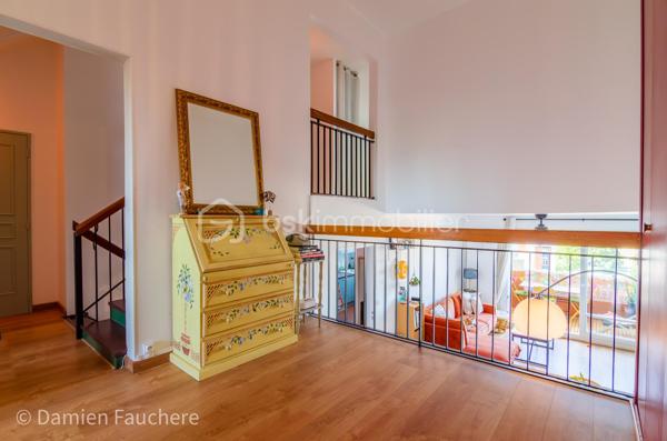 Un bien rare aux volumes généreux et à l’agencement atypique, offrant 128 m² répartis sur trois niveaux et de multiples possibilités d’aménagement.

Situé dans le quartier recherché et en plein développement du Plateau, en limite de Villejuif, cet appartement bénéficie d’un environnement pratique et familial.
Écoles, collège, lycée et commerces se trouvent à proximité immédiate.
Côté transports, le tramway T7 (Domaine Chérioux) est accessible en seulement 5 minutes à pied, le métro 7 (Villejuif–Louis Aragon) à moins de 10 minutes, tandis que le bus 185, direction Porte d’Italie, se trouve au pied de la résidence.

Au sein d’une résidence sécurisée et entièrement clôturée de 1973, avec gardien et aire de jeux, dont les parties communes sont actuellement en cours de rénovation, venez découvrir ce superbe appartement familial.
Situé au 2ème étage et desservi par deux ascenseurs, ce triplex de 128 m² séduit par sa configuration atypique et pleine de charme, avec 5 chambres, 2 balcons, une cave et une grande place de parking en sous-sol.

Traversant et lumineux grâce à sa double exposition, l’appartement offre une agréable répartition des espaces sur trois niveaux et se compose de :
•	Une entrée avec dressing,
•	Un salon de 19 m² ouvrant directement sur un premier balcon de plus de 11 m²,
•	Une cuisine séparée de 10 m², récente, aménagée et équipée,
•	5 chambres, toutes équipées d’un dressing ou d’une penderie ; la plus spacieuse bénéficie de son propre balcon, tandis qu’une autre peut être ouverte sur le salon afin d’agrandir l’espace de vie,
•	Un agréable palier en mezzanine surplombant le salon,
•	Un cellier et un débarras,
•	Deux WC séparés,
•	Une salle de bains et une salle d’eau.

Vous bénéficierez également de 2 beaux balcons, accessibles respectivement depuis le salon et la plus grande chambre, d’une cave avec électricité, ainsi que d’une grande place de parking de 17 m² en sous-sol, pouvant être transformée en box. 
La résidence, entièrement clôturée, dispose par ailleurs de nombreuses places de stationnement libres, permettant de garer facilement un véhicule supplémentaire au sein de la copropriété.

Entièrement rénové au cours de ces dernières années (fenêtres double vitrage, tableau électrique, cuisine, salle d’eau, rafraîchissement général…) et soigneusement entretenu, l’appartement est en parfait état et ne nécessite aucun travaux.
Ses nombreux rangements, ses volumes et sa très bonne performance énergétique (DPE C) viennent compléter les nombreux atouts de ce bien.
Les charges de copropriété, d’environ 520 € par mois, comprennent notamment le chauffage par réseau de chaleur urbain, l’eau chaude et l’eau froide.

Visite virtuelle disponible sur demande, pour une première découverte de ce bien rare sur le secteur !
Avec ses beaux volumes, ses 5 chambres, son agencement sur trois niveaux et ses différentes possibilités d’aménagement, ce triplex conviendra parfaitement à une famille à la recherche d’un appartement spacieux, fonctionnel et original, mais constitue également une belle opportunité dans le cadre d’un investissement locatif, notamment en colocation (autorisée).