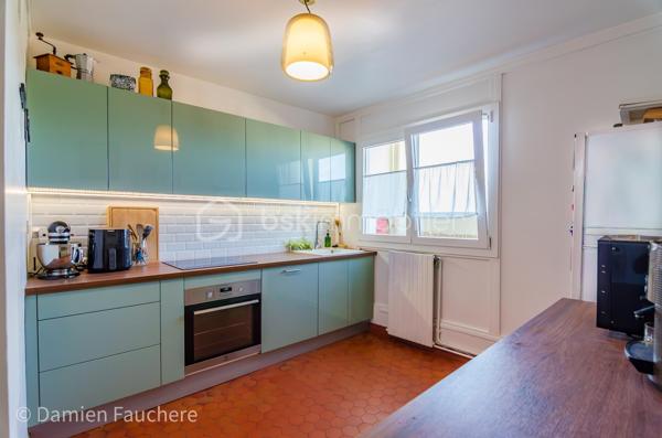 Un bien rare aux volumes généreux et à l’agencement atypique, offrant 128 m² répartis sur trois niveaux et de multiples possibilités d’aménagement.

Situé dans le quartier recherché et en plein développement du Plateau, en limite de Villejuif, cet appartement bénéficie d’un environnement pratique et familial.
Écoles, collège, lycée et commerces se trouvent à proximité immédiate.
Côté transports, le tramway T7 (Domaine Chérioux) est accessible en seulement 5 minutes à pied, le métro 7 (Villejuif–Louis Aragon) à moins de 10 minutes, tandis que le bus 185, direction Porte d’Italie, se trouve au pied de la résidence.

Au sein d’une résidence sécurisée et entièrement clôturée de 1973, avec gardien et aire de jeux, dont les parties communes sont actuellement en cours de rénovation, venez découvrir ce superbe appartement familial.
Situé au 2ème étage et desservi par deux ascenseurs, ce triplex de 128 m² séduit par sa configuration atypique et pleine de charme, avec 5 chambres, 2 balcons, une cave et une grande place de parking en sous-sol.

Traversant et lumineux grâce à sa double exposition, l’appartement offre une agréable répartition des espaces sur trois niveaux et se compose de :
•	Une entrée avec dressing,
•	Un salon de 19 m² ouvrant directement sur un premier balcon de plus de 11 m²,
•	Une cuisine séparée de 10 m², récente, aménagée et équipée,
•	5 chambres, toutes équipées d’un dressing ou d’une penderie ; la plus spacieuse bénéficie de son propre balcon, tandis qu’une autre peut être ouverte sur le salon afin d’agrandir l’espace de vie,
•	Un agréable palier en mezzanine surplombant le salon,
•	Un cellier et un débarras,
•	Deux WC séparés,
•	Une salle de bains et une salle d’eau.

Vous bénéficierez également de 2 beaux balcons, accessibles respectivement depuis le salon et la plus grande chambre, d’une cave avec électricité, ainsi que d’une grande place de parking de 17 m² en sous-sol, pouvant être transformée en box. 
La résidence, entièrement clôturée, dispose par ailleurs de nombreuses places de stationnement libres, permettant de garer facilement un véhicule supplémentaire au sein de la copropriété.

Entièrement rénové au cours de ces dernières années (fenêtres double vitrage, tableau électrique, cuisine, salle d’eau, rafraîchissement général…) et soigneusement entretenu, l’appartement est en parfait état et ne nécessite aucun travaux.
Ses nombreux rangements, ses volumes et sa très bonne performance énergétique (DPE C) viennent compléter les nombreux atouts de ce bien.
Les charges de copropriété, d’environ 520 € par mois, comprennent notamment le chauffage par réseau de chaleur urbain, l’eau chaude et l’eau froide.

Visite virtuelle disponible sur demande, pour une première découverte de ce bien rare sur le secteur !
Avec ses beaux volumes, ses 5 chambres, son agencement sur trois niveaux et ses différentes possibilités d’aménagement, ce triplex conviendra parfaitement à une famille à la recherche d’un appartement spacieux, fonctionnel et original, mais constitue également une belle opportunité dans le cadre d’un investissement locatif, notamment en colocation (autorisée).