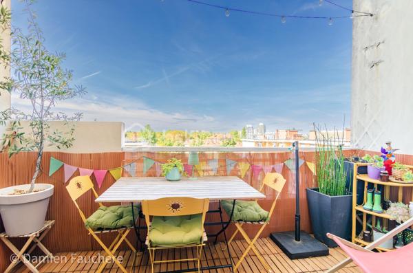 Un bien rare aux volumes généreux et à l’agencement atypique, offrant 128 m² répartis sur trois niveaux et de multiples possibilités d’aménagement.

Situé dans le quartier recherché et en plein développement du Plateau, en limite de Villejuif, cet appartement bénéficie d’un environnement pratique et familial.
Écoles, collège, lycée et commerces se trouvent à proximité immédiate.
Côté transports, le tramway T7 (Domaine Chérioux) est accessible en seulement 5 minutes à pied, le métro 7 (Villejuif–Louis Aragon) à moins de 10 minutes, tandis que le bus 185, direction Porte d’Italie, se trouve au pied de la résidence.

Au sein d’une résidence sécurisée et entièrement clôturée de 1973, avec gardien et aire de jeux, dont les parties communes sont actuellement en cours de rénovation, venez découvrir ce superbe appartement familial.
Situé au 2ème étage et desservi par deux ascenseurs, ce triplex de 128 m² séduit par sa configuration atypique et pleine de charme, avec 5 chambres, 2 balcons, une cave et une grande place de parking en sous-sol.

Traversant et lumineux grâce à sa double exposition, l’appartement offre une agréable répartition des espaces sur trois niveaux et se compose de :
•	Une entrée avec dressing,
•	Un salon de 19 m² ouvrant directement sur un premier balcon de plus de 11 m²,
•	Une cuisine séparée de 10 m², récente, aménagée et équipée,
•	5 chambres, toutes équipées d’un dressing ou d’une penderie ; la plus spacieuse bénéficie de son propre balcon, tandis qu’une autre peut être ouverte sur le salon afin d’agrandir l’espace de vie,
•	Un agréable palier en mezzanine surplombant le salon,
•	Un cellier et un débarras,
•	Deux WC séparés,
•	Une salle de bains et une salle d’eau.

Vous bénéficierez également de 2 beaux balcons, accessibles respectivement depuis le salon et la plus grande chambre, d’une cave avec électricité, ainsi que d’une grande place de parking de 17 m² en sous-sol, pouvant être transformée en box. 
La résidence, entièrement clôturée, dispose par ailleurs de nombreuses places de stationnement libres, permettant de garer facilement un véhicule supplémentaire au sein de la copropriété.

Entièrement rénové au cours de ces dernières années (fenêtres double vitrage, tableau électrique, cuisine, salle d’eau, rafraîchissement général…) et soigneusement entretenu, l’appartement est en parfait état et ne nécessite aucun travaux.
Ses nombreux rangements, ses volumes et sa très bonne performance énergétique (DPE C) viennent compléter les nombreux atouts de ce bien.
Les charges de copropriété, d’environ 520 € par mois, comprennent notamment le chauffage par réseau de chaleur urbain, l’eau chaude et l’eau froide.

Visite virtuelle disponible sur demande, pour une première découverte de ce bien rare sur le secteur !
Avec ses beaux volumes, ses 5 chambres, son agencement sur trois niveaux et ses différentes possibilités d’aménagement, ce triplex conviendra parfaitement à une famille à la recherche d’un appartement spacieux, fonctionnel et original, mais constitue également une belle opportunité dans le cadre d’un investissement locatif, notamment en colocation (autorisée).