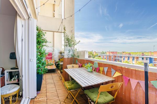 Un bien rare aux volumes généreux et à l’agencement atypique, offrant 128 m² répartis sur trois niveaux et de multiples possibilités d’aménagement.

Situé dans le quartier recherché et en plein développement du Plateau, en limite de Villejuif, cet appartement bénéficie d’un environnement pratique et familial.
Écoles, collège, lycée et commerces se trouvent à proximité immédiate.
Côté transports, le tramway T7 (Domaine Chérioux) est accessible en seulement 5 minutes à pied, le métro 7 (Villejuif–Louis Aragon) à moins de 10 minutes, tandis que le bus 185, direction Porte d’Italie, se trouve au pied de la résidence.

Au sein d’une résidence sécurisée et entièrement clôturée de 1973, avec gardien et aire de jeux, dont les parties communes sont actuellement en cours de rénovation, venez découvrir ce superbe appartement familial.
Situé au 2ème étage et desservi par deux ascenseurs, ce triplex de 128 m² séduit par sa configuration atypique et pleine de charme, avec 5 chambres, 2 balcons, une cave et une grande place de parking en sous-sol.

Traversant et lumineux grâce à sa double exposition, l’appartement offre une agréable répartition des espaces sur trois niveaux et se compose de :
•	Une entrée avec dressing,
•	Un salon de 19 m² ouvrant directement sur un premier balcon de plus de 11 m²,
•	Une cuisine séparée de 10 m², récente, aménagée et équipée,
•	5 chambres, toutes équipées d’un dressing ou d’une penderie ; la plus spacieuse bénéficie de son propre balcon, tandis qu’une autre peut être ouverte sur le salon afin d’agrandir l’espace de vie,
•	Un agréable palier en mezzanine surplombant le salon,
•	Un cellier et un débarras,
•	Deux WC séparés,
•	Une salle de bains et une salle d’eau.

Vous bénéficierez également de 2 beaux balcons, accessibles respectivement depuis le salon et la plus grande chambre, d’une cave avec électricité, ainsi que d’une grande place de parking de 17 m² en sous-sol, pouvant être transformée en box. 
La résidence, entièrement clôturée, dispose par ailleurs de nombreuses places de stationnement libres, permettant de garer facilement un véhicule supplémentaire au sein de la copropriété.

Entièrement rénové au cours de ces dernières années (fenêtres double vitrage, tableau électrique, cuisine, salle d’eau, rafraîchissement général…) et soigneusement entretenu, l’appartement est en parfait état et ne nécessite aucun travaux.
Ses nombreux rangements, ses volumes et sa très bonne performance énergétique (DPE C) viennent compléter les nombreux atouts de ce bien.
Les charges de copropriété, d’environ 520 € par mois, comprennent notamment le chauffage par réseau de chaleur urbain, l’eau chaude et l’eau froide.

Visite virtuelle disponible sur demande, pour une première découverte de ce bien rare sur le secteur !
Avec ses beaux volumes, ses 5 chambres, son agencement sur trois niveaux et ses différentes possibilités d’aménagement, ce triplex conviendra parfaitement à une famille à la recherche d’un appartement spacieux, fonctionnel et original, mais constitue également une belle opportunité dans le cadre d’un investissement locatif, notamment en colocation (autorisée).