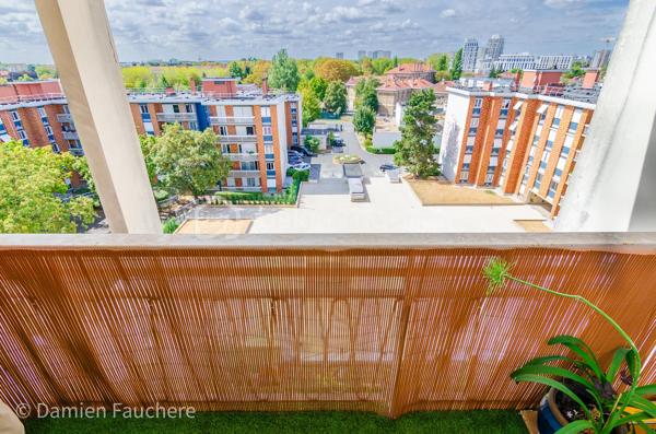 Un bien rare aux volumes généreux et à l’agencement atypique, offrant 128 m² répartis sur trois niveaux et de multiples possibilités d’aménagement.

Situé dans le quartier recherché et en plein développement du Plateau, en limite de Villejuif, cet appartement bénéficie d’un environnement pratique et familial.
Écoles, collège, lycée et commerces se trouvent à proximité immédiate.
Côté transports, le tramway T7 (Domaine Chérioux) est accessible en seulement 5 minutes à pied, le métro 7 (Villejuif–Louis Aragon) à moins de 10 minutes, tandis que le bus 185, direction Porte d’Italie, se trouve au pied de la résidence.

Au sein d’une résidence sécurisée et entièrement clôturée de 1973, avec gardien et aire de jeux, dont les parties communes sont actuellement en cours de rénovation, venez découvrir ce superbe appartement familial.
Situé au 2ème étage et desservi par deux ascenseurs, ce triplex de 128 m² séduit par sa configuration atypique et pleine de charme, avec 5 chambres, 2 balcons, une cave et une grande place de parking en sous-sol.

Traversant et lumineux grâce à sa double exposition, l’appartement offre une agréable répartition des espaces sur trois niveaux et se compose de :
•	Une entrée avec dressing,
•	Un salon de 19 m² ouvrant directement sur un premier balcon de plus de 11 m²,
•	Une cuisine séparée de 10 m², récente, aménagée et équipée,
•	5 chambres, toutes équipées d’un dressing ou d’une penderie ; la plus spacieuse bénéficie de son propre balcon, tandis qu’une autre peut être ouverte sur le salon afin d’agrandir l’espace de vie,
•	Un agréable palier en mezzanine surplombant le salon,
•	Un cellier et un débarras,
•	Deux WC séparés,
•	Une salle de bains et une salle d’eau.

Vous bénéficierez également de 2 beaux balcons, accessibles respectivement depuis le salon et la plus grande chambre, d’une cave avec électricité, ainsi que d’une grande place de parking de 17 m² en sous-sol, pouvant être transformée en box. 
La résidence, entièrement clôturée, dispose par ailleurs de nombreuses places de stationnement libres, permettant de garer facilement un véhicule supplémentaire au sein de la copropriété.

Entièrement rénové au cours de ces dernières années (fenêtres double vitrage, tableau électrique, cuisine, salle d’eau, rafraîchissement général…) et soigneusement entretenu, l’appartement est en parfait état et ne nécessite aucun travaux.
Ses nombreux rangements, ses volumes et sa très bonne performance énergétique (DPE C) viennent compléter les nombreux atouts de ce bien.
Les charges de copropriété, d’environ 520 € par mois, comprennent notamment le chauffage par réseau de chaleur urbain, l’eau chaude et l’eau froide.

Visite virtuelle disponible sur demande, pour une première découverte de ce bien rare sur le secteur !
Avec ses beaux volumes, ses 5 chambres, son agencement sur trois niveaux et ses différentes possibilités d’aménagement, ce triplex conviendra parfaitement à une famille à la recherche d’un appartement spacieux, fonctionnel et original, mais constitue également une belle opportunité dans le cadre d’un investissement locatif, notamment en colocation (autorisée).