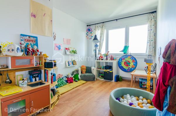 Un bien rare aux volumes généreux et à l’agencement atypique, offrant 128 m² répartis sur trois niveaux et de multiples possibilités d’aménagement.

Situé dans le quartier recherché et en plein développement du Plateau, en limite de Villejuif, cet appartement bénéficie d’un environnement pratique et familial.
Écoles, collège, lycée et commerces se trouvent à proximité immédiate.
Côté transports, le tramway T7 (Domaine Chérioux) est accessible en seulement 5 minutes à pied, le métro 7 (Villejuif–Louis Aragon) à moins de 10 minutes, tandis que le bus 185, direction Porte d’Italie, se trouve au pied de la résidence.

Au sein d’une résidence sécurisée et entièrement clôturée de 1973, avec gardien et aire de jeux, dont les parties communes sont actuellement en cours de rénovation, venez découvrir ce superbe appartement familial.
Situé au 2ème étage et desservi par deux ascenseurs, ce triplex de 128 m² séduit par sa configuration atypique et pleine de charme, avec 5 chambres, 2 balcons, une cave et une grande place de parking en sous-sol.

Traversant et lumineux grâce à sa double exposition, l’appartement offre une agréable répartition des espaces sur trois niveaux et se compose de :
•	Une entrée avec dressing,
•	Un salon de 19 m² ouvrant directement sur un premier balcon de plus de 11 m²,
•	Une cuisine séparée de 10 m², récente, aménagée et équipée,
•	5 chambres, toutes équipées d’un dressing ou d’une penderie ; la plus spacieuse bénéficie de son propre balcon, tandis qu’une autre peut être ouverte sur le salon afin d’agrandir l’espace de vie,
•	Un agréable palier en mezzanine surplombant le salon,
•	Un cellier et un débarras,
•	Deux WC séparés,
•	Une salle de bains et une salle d’eau.

Vous bénéficierez également de 2 beaux balcons, accessibles respectivement depuis le salon et la plus grande chambre, d’une cave avec électricité, ainsi que d’une grande place de parking de 17 m² en sous-sol, pouvant être transformée en box. 
La résidence, entièrement clôturée, dispose par ailleurs de nombreuses places de stationnement libres, permettant de garer facilement un véhicule supplémentaire au sein de la copropriété.

Entièrement rénové au cours de ces dernières années (fenêtres double vitrage, tableau électrique, cuisine, salle d’eau, rafraîchissement général…) et soigneusement entretenu, l’appartement est en parfait état et ne nécessite aucun travaux.
Ses nombreux rangements, ses volumes et sa très bonne performance énergétique (DPE C) viennent compléter les nombreux atouts de ce bien.
Les charges de copropriété, d’environ 520 € par mois, comprennent notamment le chauffage par réseau de chaleur urbain, l’eau chaude et l’eau froide.

Visite virtuelle disponible sur demande, pour une première découverte de ce bien rare sur le secteur !
Avec ses beaux volumes, ses 5 chambres, son agencement sur trois niveaux et ses différentes possibilités d’aménagement, ce triplex conviendra parfaitement à une famille à la recherche d’un appartement spacieux, fonctionnel et original, mais constitue également une belle opportunité dans le cadre d’un investissement locatif, notamment en colocation (autorisée).