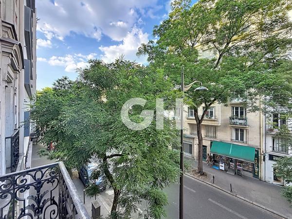 Appartement Paris 3 pièces Pyrénées/Place de la Réunion avec balcon