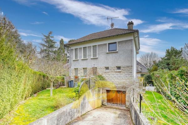 Maison de Charme Verrières Le Buisson €740 000 ** - Référence 538