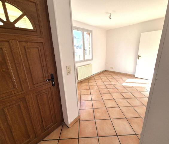 Belle Maison Individuelle de 75 m² à Rafraîchir et Extensible à 100 m² avec Cour, Garage, Terrasse, Véranda et Terrain clos et arboré de 200 m²