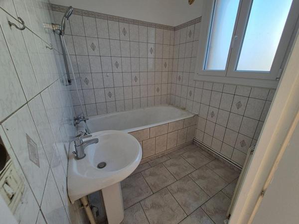 Belle Maison Individuelle de 75 m² à Rafraîchir et Extensible à 100 m² avec Cour, Garage, Terrasse, Véranda et Terrain clos et arboré de 200 m²