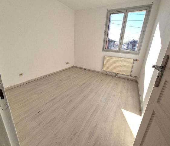 Belle Maison Individuelle de 75 m² à Rafraîchir et Extensible à 100 m² avec Cour, Garage, Terrasse, Véranda et Terrain clos et arboré de 200 m²