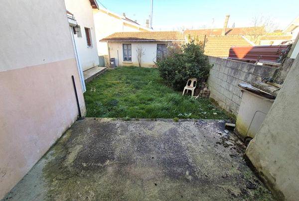 Belle Maison Individuelle de 75 m² à Rafraîchir et Extensible à 100 m² avec Cour, Garage, Terrasse, Véranda et Terrain clos et arboré de 200 m²