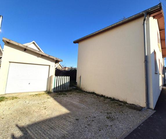 Belle Maison Individuelle de 75 m² à Rafraîchir et Extensible à 100 m² avec Cour, Garage, Terrasse, Véranda et Terrain clos et arboré de 200 m²