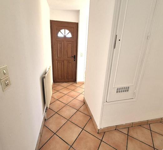 Belle Maison Individuelle de 75 m² à Rafraîchir et Extensible à 100 m² avec Cour, Garage, Terrasse, Véranda et Terrain clos et arboré de 200 m²