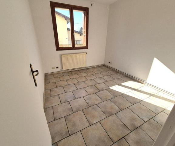 Belle Maison Individuelle de 75 m² à Rafraîchir et Extensible à 100 m² avec Cour, Garage, Terrasse, Véranda et Terrain clos et arboré de 200 m²