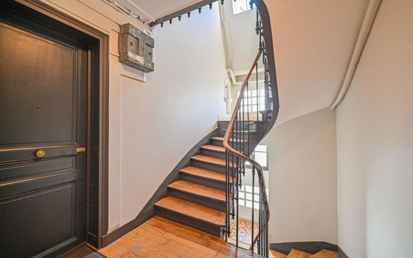 Appartement à vendre    2 pièces • 34,86 m2 Paris 18