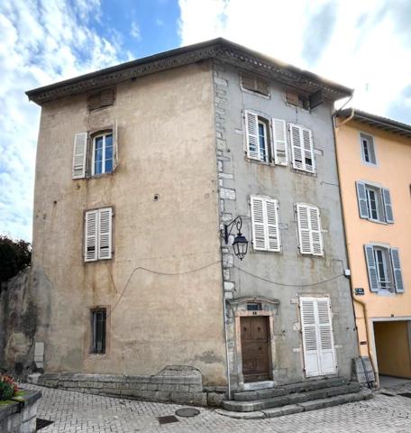 Immeuble de rapport au centre d'Arinthod  - Monopropriété