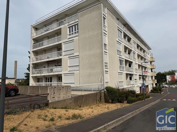 GARAGE FERME UNE VOITURE HEROUVILLE QUARTIER DE LA GRANDE DELLE