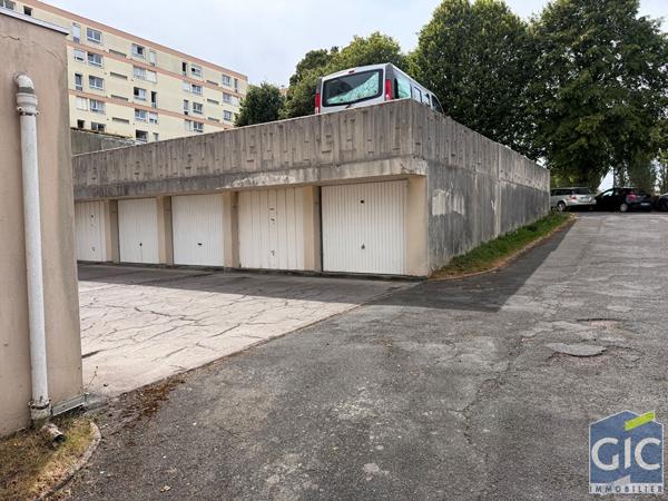 GARAGE FERME UNE VOITURE HEROUVILLE QUARTIER DE LA GRANDE DELLE