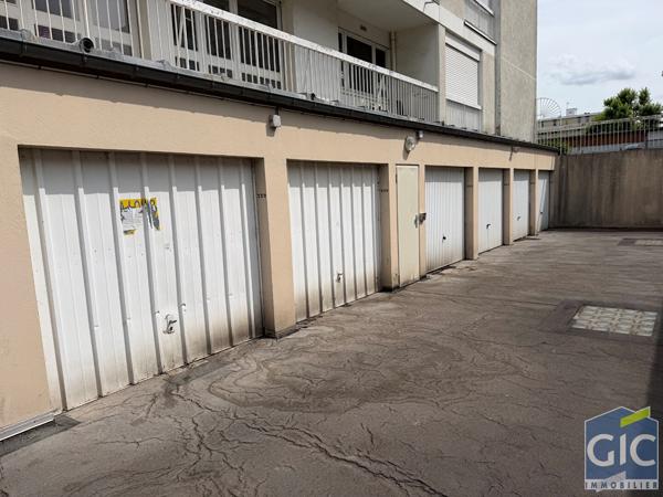 GARAGE FERME UNE VOITURE HEROUVILLE QUARTIER DE LA GRANDE DELLE