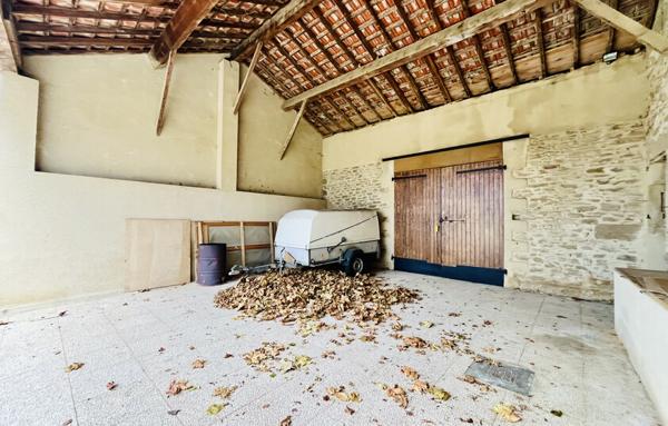 Belle maison en pierres avec dépendances à Peyrins