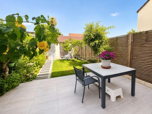 À seulement 10 minutes à pied de la gare, dans un environnement calme et verdoyant, découvrez cette maison d’environ 71 m² habitables et d’environ 80 m² au sol, soigneusement entretenue et régulièrement améliorée au fil des années.

Équipée de panneaux solaires générant jusqu’à 700 € de revenus annuels grâce à la revente d’électricité, elle offre un véritable avantage économique au quotidien.

AU REZ-DE-CHAUSSÉE :

• Pièce de vie lumineuse d’environ 30 m² avec cuisine ouverte aménagée et équipée
• WC indépendant

À L’ÉTAGE :

• 2 chambres, dont une de plus de 15 m²
• Salle d’eau avec WC

DANS LES COMBLES :

• Espace aménagé, idéal pour un bureau, une chambre d’appoint ou une salle de jeux

À L’EXTÉRIEUR :

• Jardin clos avec terrasse sur un terrain de 120 m²
• 2 garages de 14 m² et 15 m², dont un motorisé

LES ATOUTS :

• Jusqu’à 700 € de revenus annuels grâce aux panneaux solaires
• Maison entretenue avec soin et régulièrement améliorée au fil des années
• Aucun travaux à prévoir
• Gare accessible à pied en 10 minutes
• Écoles et commerces à proximité
• Environnement calme

Une maison fonctionnelle, économique et parfaitement entretenue, offrant un cadre de vie agréable au quotidien.

Contactez-moi pour organiser une visite!