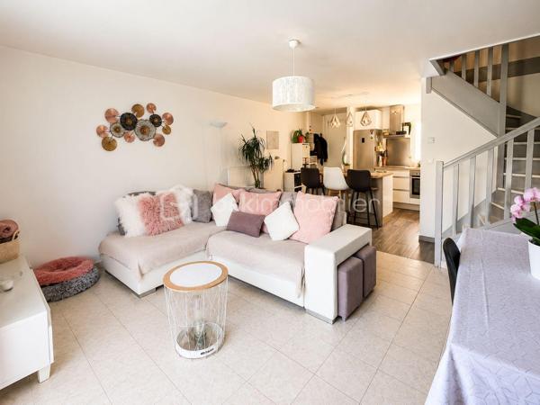 À seulement 10 minutes à pied de la gare, dans un environnement calme et verdoyant, découvrez cette maison d’environ 71 m² habitables et d’environ 80 m² au sol, soigneusement entretenue et régulièrement améliorée au fil des années.

Équipée de panneaux solaires générant jusqu’à 700 € de revenus annuels grâce à la revente d’électricité, elle offre un véritable avantage économique au quotidien.

AU REZ-DE-CHAUSSÉE :

• Pièce de vie lumineuse d’environ 30 m² avec cuisine ouverte aménagée et équipée
• WC indépendant

À L’ÉTAGE :

• 2 chambres, dont une de plus de 15 m²
• Salle d’eau avec WC

DANS LES COMBLES :

• Espace aménagé, idéal pour un bureau, une chambre d’appoint ou une salle de jeux

À L’EXTÉRIEUR :

• Jardin clos avec terrasse sur un terrain de 120 m²
• 2 garages de 14 m² et 15 m², dont un motorisé

LES ATOUTS :

• Jusqu’à 700 € de revenus annuels grâce aux panneaux solaires
• Maison entretenue avec soin et régulièrement améliorée au fil des années
• Aucun travaux à prévoir
• Gare accessible à pied en 10 minutes
• Écoles et commerces à proximité
• Environnement calme

Une maison fonctionnelle, économique et parfaitement entretenue, offrant un cadre de vie agréable au quotidien.

Contactez-moi pour organiser une visite!