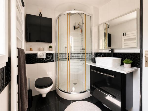 À seulement 10 minutes à pied de la gare, dans un environnement calme et verdoyant, découvrez cette maison d’environ 71 m² habitables et d’environ 80 m² au sol, soigneusement entretenue et régulièrement améliorée au fil des années.

Équipée de panneaux solaires générant jusqu’à 700 € de revenus annuels grâce à la revente d’électricité, elle offre un véritable avantage économique au quotidien.

AU REZ-DE-CHAUSSÉE :

• Pièce de vie lumineuse d’environ 30 m² avec cuisine ouverte aménagée et équipée
• WC indépendant

À L’ÉTAGE :

• 2 chambres, dont une de plus de 15 m²
• Salle d’eau avec WC

DANS LES COMBLES :

• Espace aménagé, idéal pour un bureau, une chambre d’appoint ou une salle de jeux

À L’EXTÉRIEUR :

• Jardin clos avec terrasse sur un terrain de 120 m²
• 2 garages de 14 m² et 15 m², dont un motorisé

LES ATOUTS :

• Jusqu’à 700 € de revenus annuels grâce aux panneaux solaires
• Maison entretenue avec soin et régulièrement améliorée au fil des années
• Aucun travaux à prévoir
• Gare accessible à pied en 10 minutes
• Écoles et commerces à proximité
• Environnement calme

Une maison fonctionnelle, économique et parfaitement entretenue, offrant un cadre de vie agréable au quotidien.

Contactez-moi pour organiser une visite!