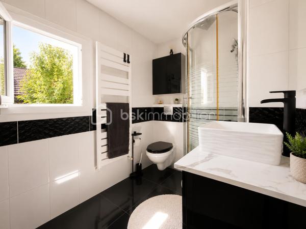 À seulement 10 minutes à pied de la gare, dans un environnement calme et verdoyant, découvrez cette maison d’environ 71 m² habitables et d’environ 80 m² au sol, soigneusement entretenue et régulièrement améliorée au fil des années.

Équipée de panneaux solaires générant jusqu’à 700 € de revenus annuels grâce à la revente d’électricité, elle offre un véritable avantage économique au quotidien.

AU REZ-DE-CHAUSSÉE :

• Pièce de vie lumineuse d’environ 30 m² avec cuisine ouverte aménagée et équipée
• WC indépendant

À L’ÉTAGE :

• 2 chambres, dont une de plus de 15 m²
• Salle d’eau avec WC

DANS LES COMBLES :

• Espace aménagé, idéal pour un bureau, une chambre d’appoint ou une salle de jeux

À L’EXTÉRIEUR :

• Jardin clos avec terrasse sur un terrain de 120 m²
• 2 garages de 14 m² et 15 m², dont un motorisé

LES ATOUTS :

• Jusqu’à 700 € de revenus annuels grâce aux panneaux solaires
• Maison entretenue avec soin et régulièrement améliorée au fil des années
• Aucun travaux à prévoir
• Gare accessible à pied en 10 minutes
• Écoles et commerces à proximité
• Environnement calme

Une maison fonctionnelle, économique et parfaitement entretenue, offrant un cadre de vie agréable au quotidien.

Contactez-moi pour organiser une visite!