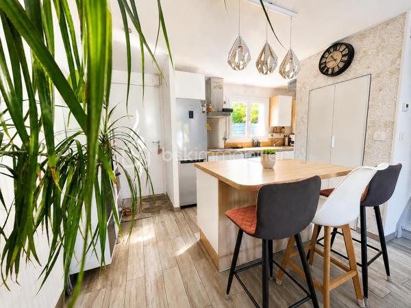 À seulement 10 minutes à pied de la gare, dans un environnement calme et verdoyant, découvrez cette maison d’environ 71 m² habitables et d’environ 80 m² au sol, soigneusement entretenue et régulièrement améliorée au fil des années.

Équipée de panneaux solaires générant jusqu’à 700 € de revenus annuels grâce à la revente d’électricité, elle offre un véritable avantage économique au quotidien.

AU REZ-DE-CHAUSSÉE :

• Pièce de vie lumineuse d’environ 30 m² avec cuisine ouverte aménagée et équipée
• WC indépendant

À L’ÉTAGE :

• 2 chambres, dont une de plus de 15 m²
• Salle d’eau avec WC

DANS LES COMBLES :

• Espace aménagé, idéal pour un bureau, une chambre d’appoint ou une salle de jeux

À L’EXTÉRIEUR :

• Jardin clos avec terrasse sur un terrain de 120 m²
• 2 garages de 14 m² et 15 m², dont un motorisé

LES ATOUTS :

• Jusqu’à 700 € de revenus annuels grâce aux panneaux solaires
• Maison entretenue avec soin et régulièrement améliorée au fil des années
• Aucun travaux à prévoir
• Gare accessible à pied en 10 minutes
• Écoles et commerces à proximité
• Environnement calme

Une maison fonctionnelle, économique et parfaitement entretenue, offrant un cadre de vie agréable au quotidien.

Contactez-moi pour organiser une visite!