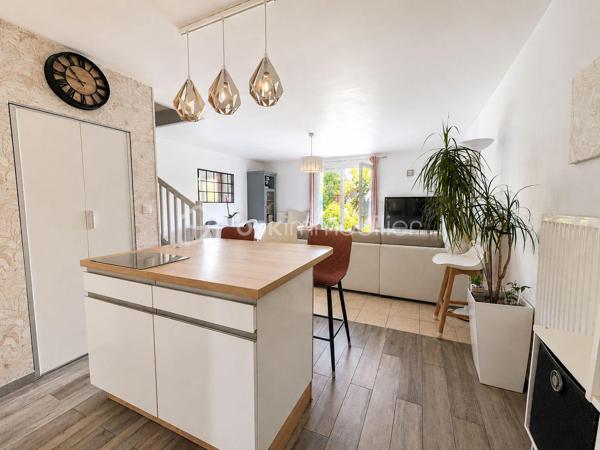 À seulement 10 minutes à pied de la gare, dans un environnement calme et verdoyant, découvrez cette maison d’environ 71 m² habitables et d’environ 80 m² au sol, soigneusement entretenue et régulièrement améliorée au fil des années.

Équipée de panneaux solaires générant jusqu’à 700 € de revenus annuels grâce à la revente d’électricité, elle offre un véritable avantage économique au quotidien.

AU REZ-DE-CHAUSSÉE :

• Pièce de vie lumineuse d’environ 30 m² avec cuisine ouverte aménagée et équipée
• WC indépendant

À L’ÉTAGE :

• 2 chambres, dont une de plus de 15 m²
• Salle d’eau avec WC

DANS LES COMBLES :

• Espace aménagé, idéal pour un bureau, une chambre d’appoint ou une salle de jeux

À L’EXTÉRIEUR :

• Jardin clos avec terrasse sur un terrain de 120 m²
• 2 garages de 14 m² et 15 m², dont un motorisé

LES ATOUTS :

• Jusqu’à 700 € de revenus annuels grâce aux panneaux solaires
• Maison entretenue avec soin et régulièrement améliorée au fil des années
• Aucun travaux à prévoir
• Gare accessible à pied en 10 minutes
• Écoles et commerces à proximité
• Environnement calme

Une maison fonctionnelle, économique et parfaitement entretenue, offrant un cadre de vie agréable au quotidien.

Contactez-moi pour organiser une visite!