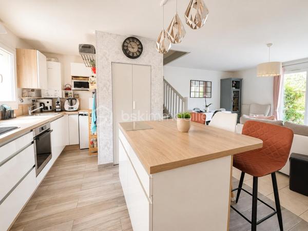 À seulement 10 minutes à pied de la gare, dans un environnement calme et verdoyant, découvrez cette maison d’environ 71 m² habitables et d’environ 80 m² au sol, soigneusement entretenue et régulièrement améliorée au fil des années.

Équipée de panneaux solaires générant jusqu’à 700 € de revenus annuels grâce à la revente d’électricité, elle offre un véritable avantage économique au quotidien.

AU REZ-DE-CHAUSSÉE :

• Pièce de vie lumineuse d’environ 30 m² avec cuisine ouverte aménagée et équipée
• WC indépendant

À L’ÉTAGE :

• 2 chambres, dont une de plus de 15 m²
• Salle d’eau avec WC

DANS LES COMBLES :

• Espace aménagé, idéal pour un bureau, une chambre d’appoint ou une salle de jeux

À L’EXTÉRIEUR :

• Jardin clos avec terrasse sur un terrain de 120 m²
• 2 garages de 14 m² et 15 m², dont un motorisé

LES ATOUTS :

• Jusqu’à 700 € de revenus annuels grâce aux panneaux solaires
• Maison entretenue avec soin et régulièrement améliorée au fil des années
• Aucun travaux à prévoir
• Gare accessible à pied en 10 minutes
• Écoles et commerces à proximité
• Environnement calme

Une maison fonctionnelle, économique et parfaitement entretenue, offrant un cadre de vie agréable au quotidien.

Contactez-moi pour organiser une visite!