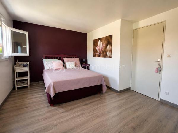 À seulement 10 minutes à pied de la gare, dans un environnement calme et verdoyant, découvrez cette maison d’environ 71 m² habitables et d’environ 80 m² au sol, soigneusement entretenue et régulièrement améliorée au fil des années.

Équipée de panneaux solaires générant jusqu’à 700 € de revenus annuels grâce à la revente d’électricité, elle offre un véritable avantage économique au quotidien.

AU REZ-DE-CHAUSSÉE :

• Pièce de vie lumineuse d’environ 30 m² avec cuisine ouverte aménagée et équipée
• WC indépendant

À L’ÉTAGE :

• 2 chambres, dont une de plus de 15 m²
• Salle d’eau avec WC

DANS LES COMBLES :

• Espace aménagé, idéal pour un bureau, une chambre d’appoint ou une salle de jeux

À L’EXTÉRIEUR :

• Jardin clos avec terrasse sur un terrain de 120 m²
• 2 garages de 14 m² et 15 m², dont un motorisé

LES ATOUTS :

• Jusqu’à 700 € de revenus annuels grâce aux panneaux solaires
• Maison entretenue avec soin et régulièrement améliorée au fil des années
• Aucun travaux à prévoir
• Gare accessible à pied en 10 minutes
• Écoles et commerces à proximité
• Environnement calme

Une maison fonctionnelle, économique et parfaitement entretenue, offrant un cadre de vie agréable au quotidien.

Contactez-moi pour organiser une visite!