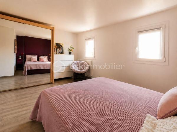 À seulement 10 minutes à pied de la gare, dans un environnement calme et verdoyant, découvrez cette maison d’environ 71 m² habitables et d’environ 80 m² au sol, soigneusement entretenue et régulièrement améliorée au fil des années.

Équipée de panneaux solaires générant jusqu’à 700 € de revenus annuels grâce à la revente d’électricité, elle offre un véritable avantage économique au quotidien.

AU REZ-DE-CHAUSSÉE :

• Pièce de vie lumineuse d’environ 30 m² avec cuisine ouverte aménagée et équipée
• WC indépendant

À L’ÉTAGE :

• 2 chambres, dont une de plus de 15 m²
• Salle d’eau avec WC

DANS LES COMBLES :

• Espace aménagé, idéal pour un bureau, une chambre d’appoint ou une salle de jeux

À L’EXTÉRIEUR :

• Jardin clos avec terrasse sur un terrain de 120 m²
• 2 garages de 14 m² et 15 m², dont un motorisé

LES ATOUTS :

• Jusqu’à 700 € de revenus annuels grâce aux panneaux solaires
• Maison entretenue avec soin et régulièrement améliorée au fil des années
• Aucun travaux à prévoir
• Gare accessible à pied en 10 minutes
• Écoles et commerces à proximité
• Environnement calme

Une maison fonctionnelle, économique et parfaitement entretenue, offrant un cadre de vie agréable au quotidien.

Contactez-moi pour organiser une visite!