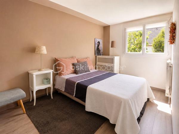 À seulement 10 minutes à pied de la gare, dans un environnement calme et verdoyant, découvrez cette maison d’environ 71 m² habitables et d’environ 80 m² au sol, soigneusement entretenue et régulièrement améliorée au fil des années.

Équipée de panneaux solaires générant jusqu’à 700 € de revenus annuels grâce à la revente d’électricité, elle offre un véritable avantage économique au quotidien.

AU REZ-DE-CHAUSSÉE :

• Pièce de vie lumineuse d’environ 30 m² avec cuisine ouverte aménagée et équipée
• WC indépendant

À L’ÉTAGE :

• 2 chambres, dont une de plus de 15 m²
• Salle d’eau avec WC

DANS LES COMBLES :

• Espace aménagé, idéal pour un bureau, une chambre d’appoint ou une salle de jeux

À L’EXTÉRIEUR :

• Jardin clos avec terrasse sur un terrain de 120 m²
• 2 garages de 14 m² et 15 m², dont un motorisé

LES ATOUTS :

• Jusqu’à 700 € de revenus annuels grâce aux panneaux solaires
• Maison entretenue avec soin et régulièrement améliorée au fil des années
• Aucun travaux à prévoir
• Gare accessible à pied en 10 minutes
• Écoles et commerces à proximité
• Environnement calme

Une maison fonctionnelle, économique et parfaitement entretenue, offrant un cadre de vie agréable au quotidien.

Contactez-moi pour organiser une visite!