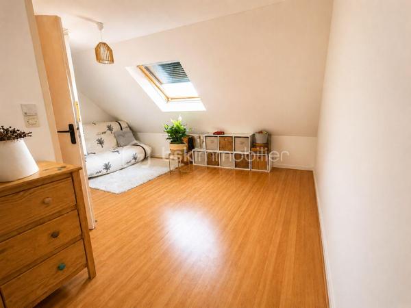 À seulement 10 minutes à pied de la gare, dans un environnement calme et verdoyant, découvrez cette maison d’environ 71 m² habitables et d’environ 80 m² au sol, soigneusement entretenue et régulièrement améliorée au fil des années.

Équipée de panneaux solaires générant jusqu’à 700 € de revenus annuels grâce à la revente d’électricité, elle offre un véritable avantage économique au quotidien.

AU REZ-DE-CHAUSSÉE :

• Pièce de vie lumineuse d’environ 30 m² avec cuisine ouverte aménagée et équipée
• WC indépendant

À L’ÉTAGE :

• 2 chambres, dont une de plus de 15 m²
• Salle d’eau avec WC

DANS LES COMBLES :

• Espace aménagé, idéal pour un bureau, une chambre d’appoint ou une salle de jeux

À L’EXTÉRIEUR :

• Jardin clos avec terrasse sur un terrain de 120 m²
• 2 garages de 14 m² et 15 m², dont un motorisé

LES ATOUTS :

• Jusqu’à 700 € de revenus annuels grâce aux panneaux solaires
• Maison entretenue avec soin et régulièrement améliorée au fil des années
• Aucun travaux à prévoir
• Gare accessible à pied en 10 minutes
• Écoles et commerces à proximité
• Environnement calme

Une maison fonctionnelle, économique et parfaitement entretenue, offrant un cadre de vie agréable au quotidien.

Contactez-moi pour organiser une visite!