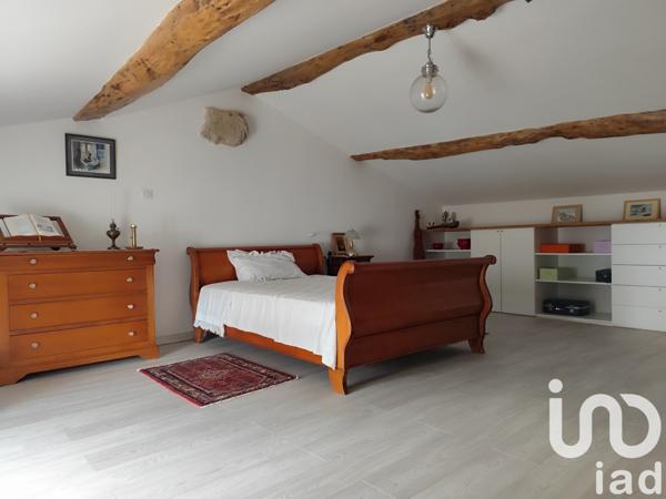 Maison 5 pièces de 140 m² à Lussac (33570)